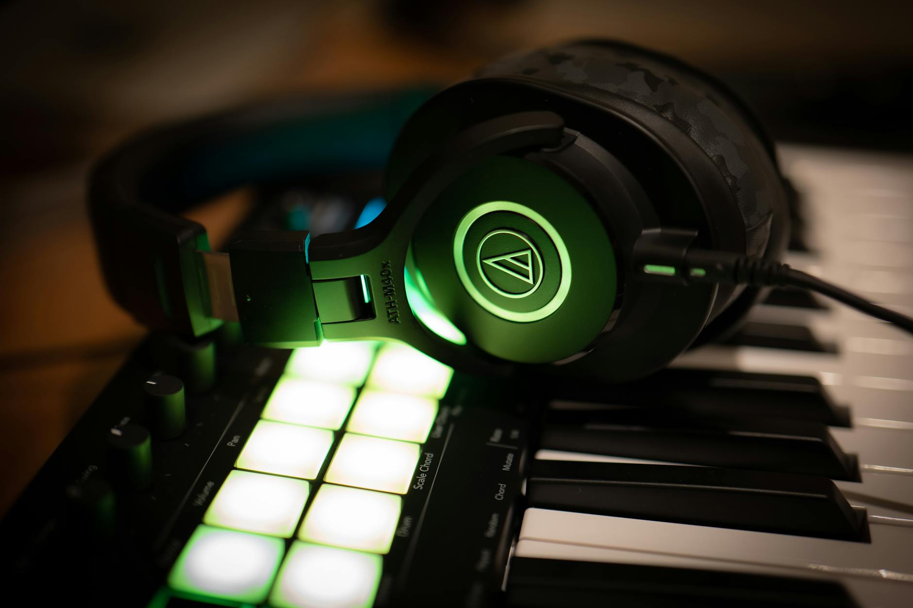 music studio composer headphones (Photo: Mike M / Pexels)