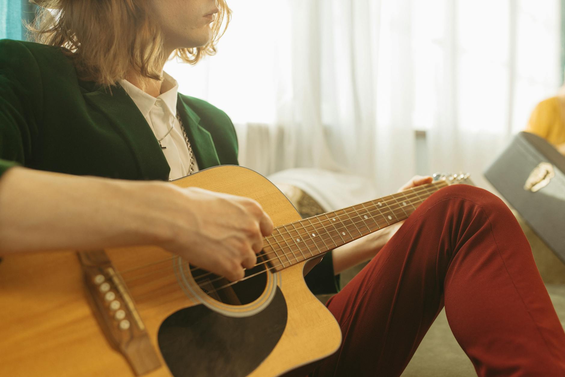 musician acoustic guitar warm light (Photo: Yaroslav Shuraev / Pexels)