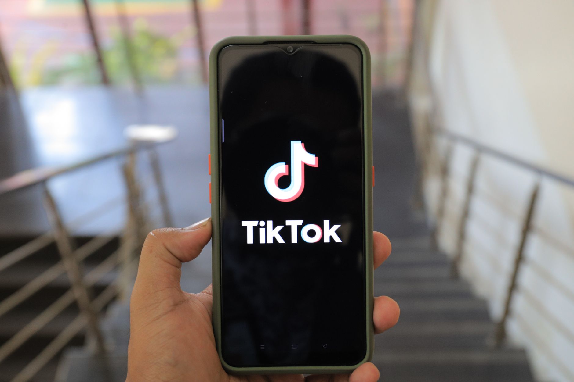 smartphone tiktok screen scroll (Photo: greenwish _ / Pexels)
