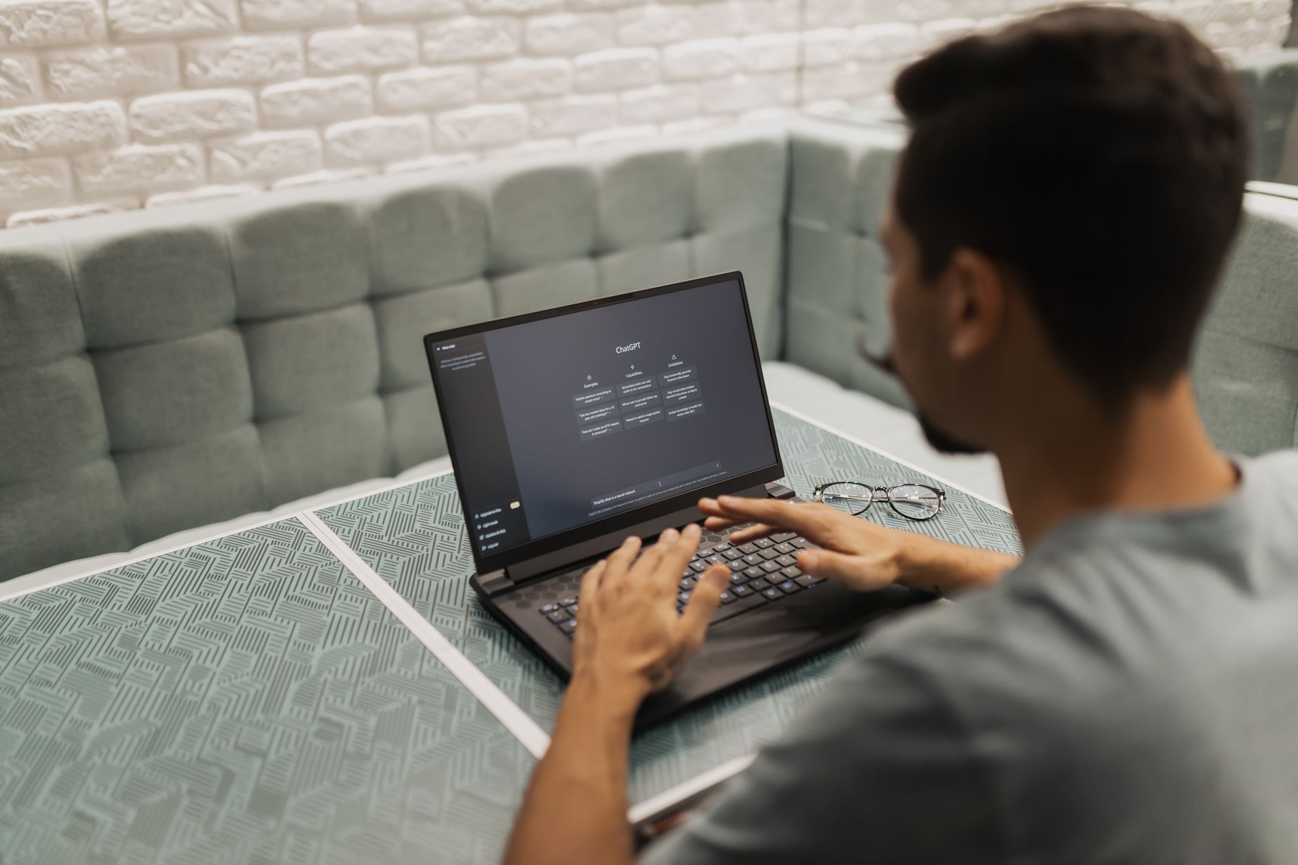 ai laptop screen music (Photo: Matheus Bertelli / Pexels)