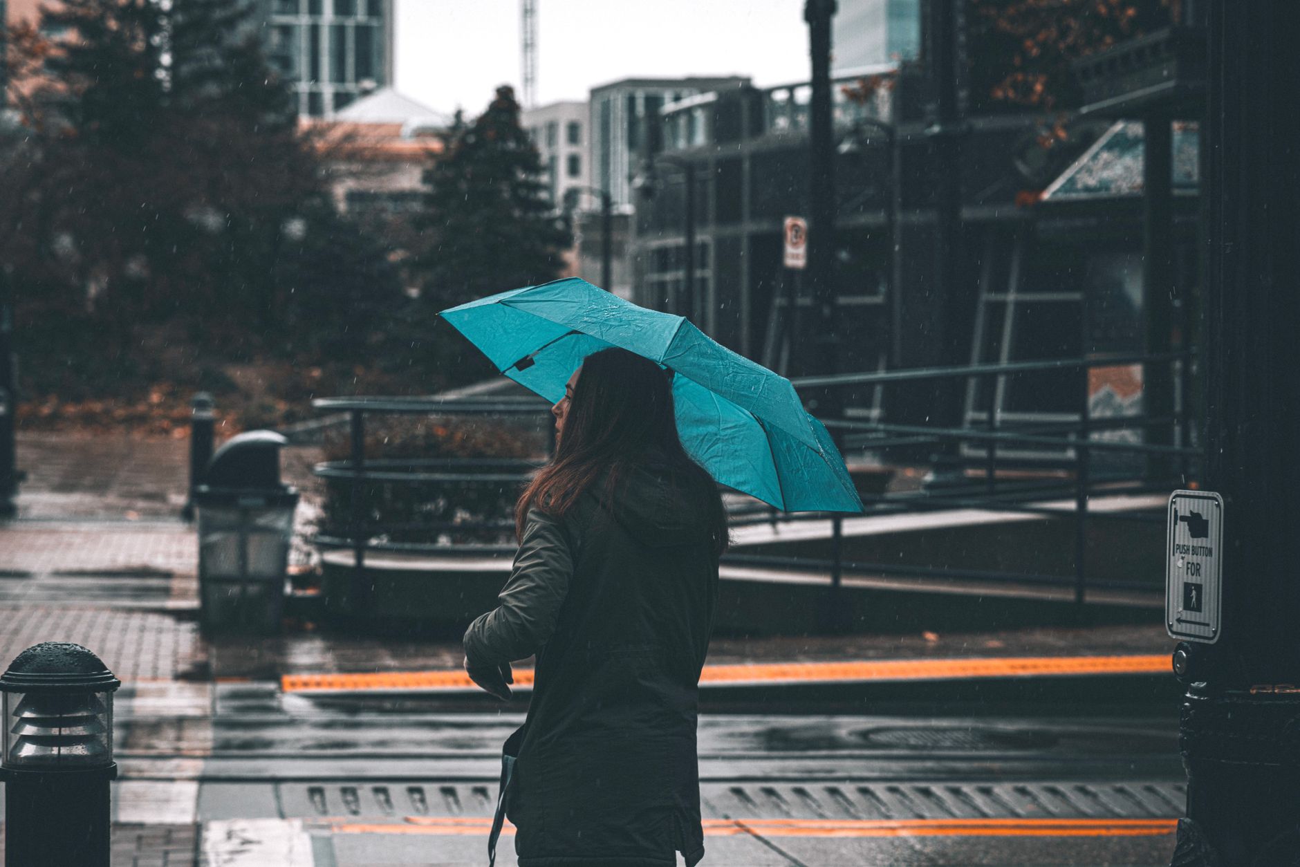 musician rain weather (Photo: Isaac Mitchell / Pexels)