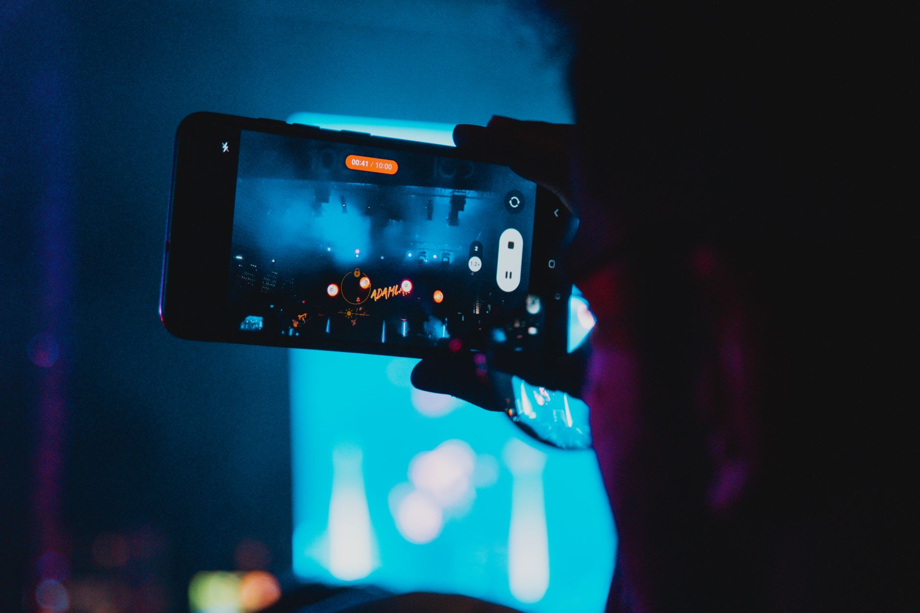 live streaming performance (Photo: Görkem Cetinkaya / Pexels)