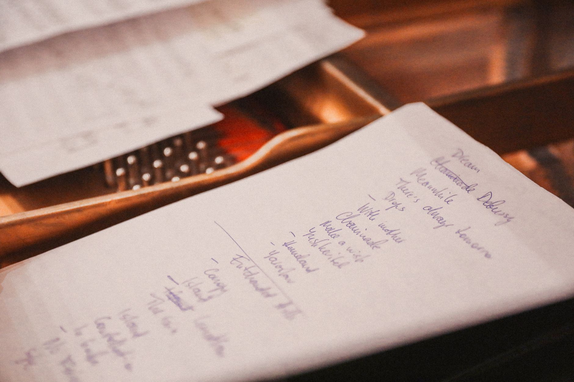 music selection list (Photo: Alina  Rossoshanska / Pexels)