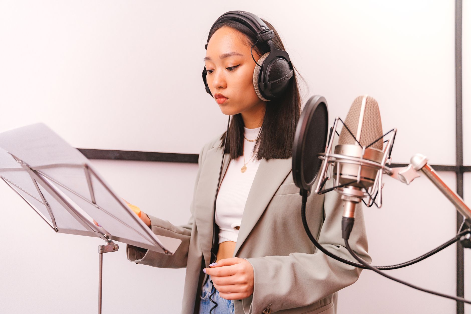 lyrics paper microphone (Photo: AI25.Studio  AI GENERATIVE / Pexels)