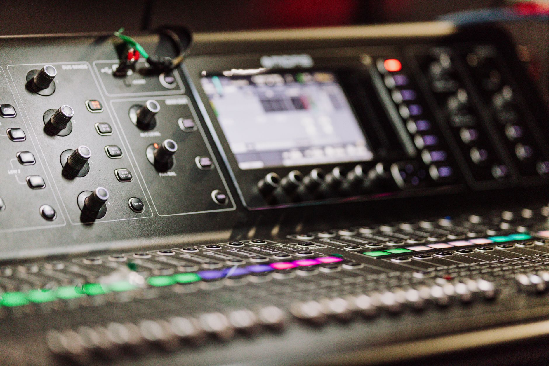warm studio mixing (Photo: K / Pexels)