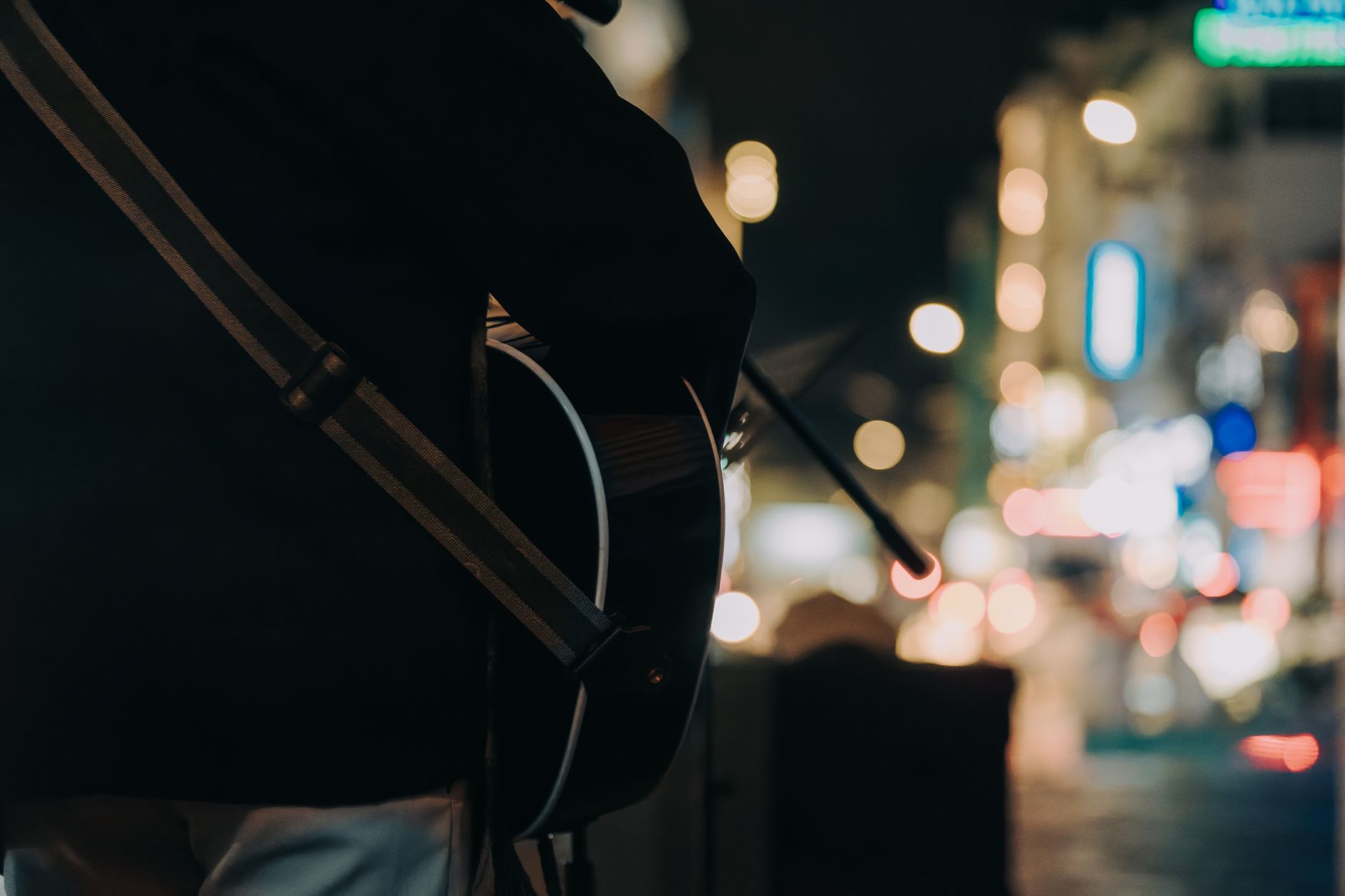 street musician acoustic guitar japan (Photo: Tong Quan / Pexels)