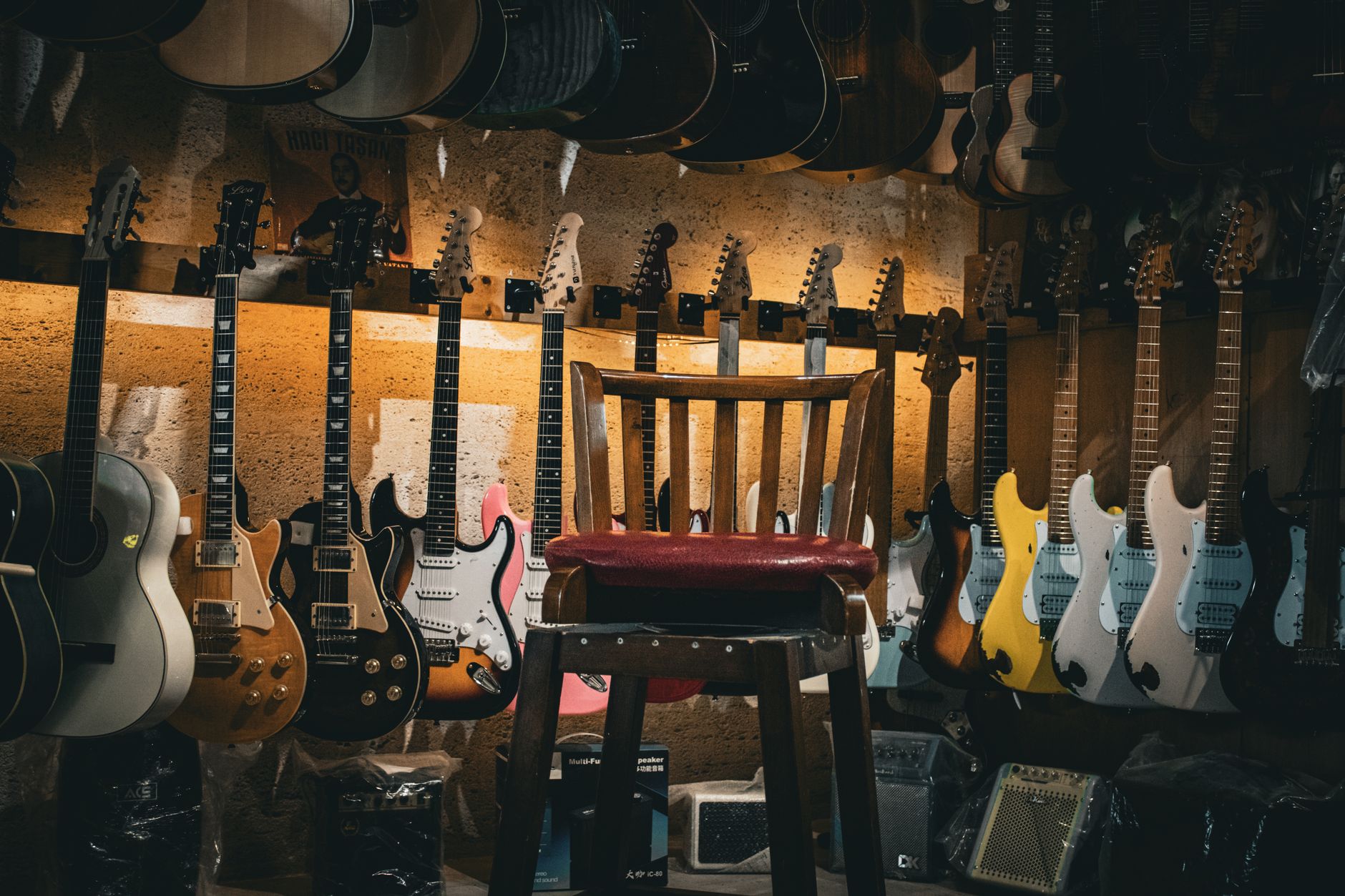 guitar warm light (Photo: Gizem toprak / Pexels)