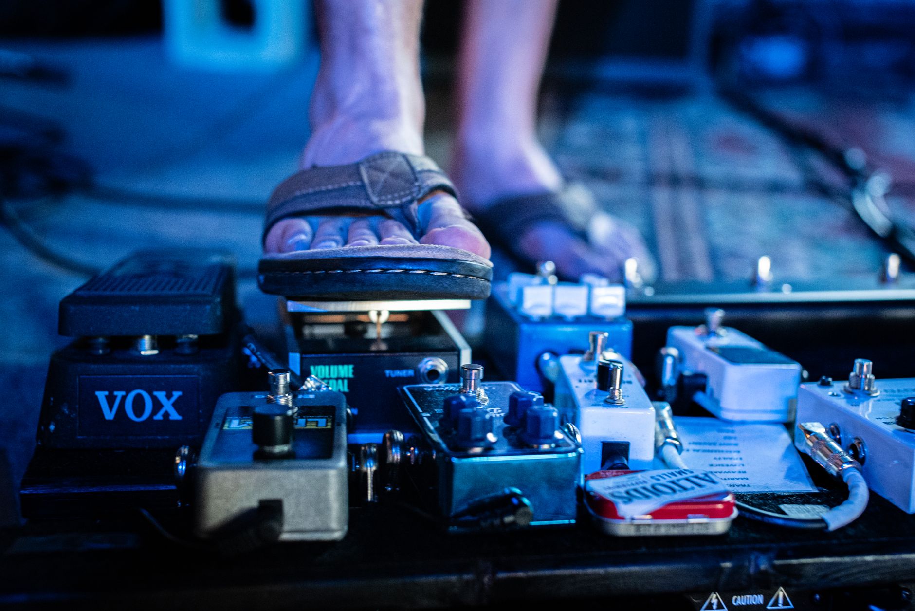 guitarist pedalboard stage (Photo: Dominik Gryzbon / Pexels)