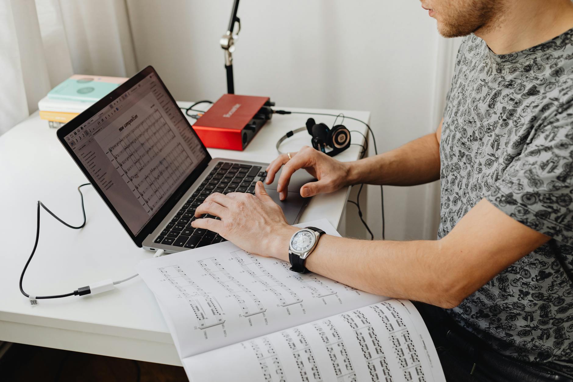 musician planning notebook desk (Photo: www.kaboompics.com / Pexels)