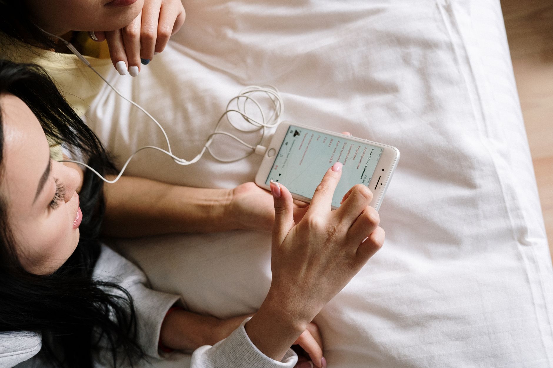 smartphone playlist music (Photo: cottonbro studio / Pexels)