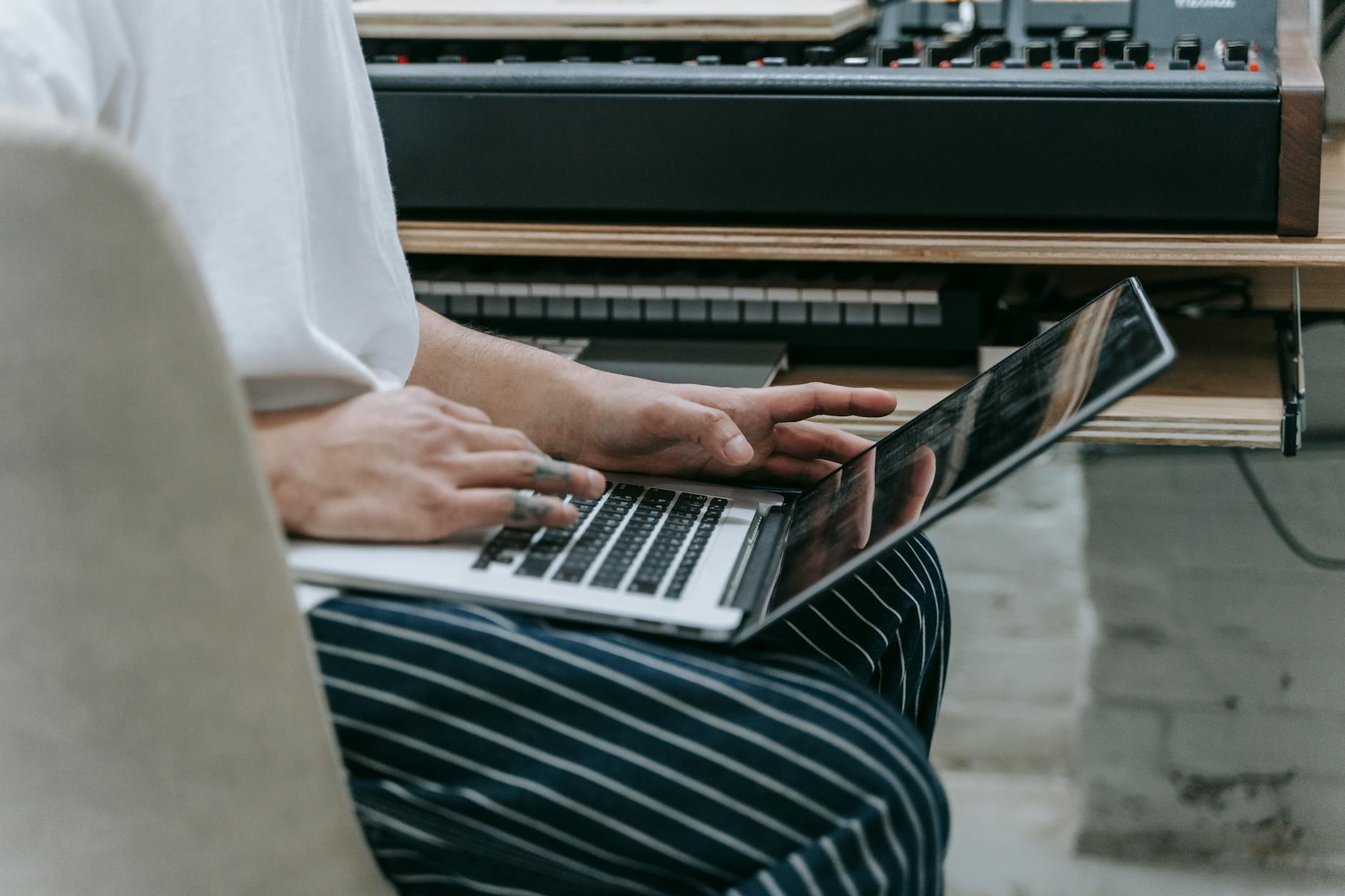 musician laptop streaming setup (Photo: Anna Pou / Pexels)