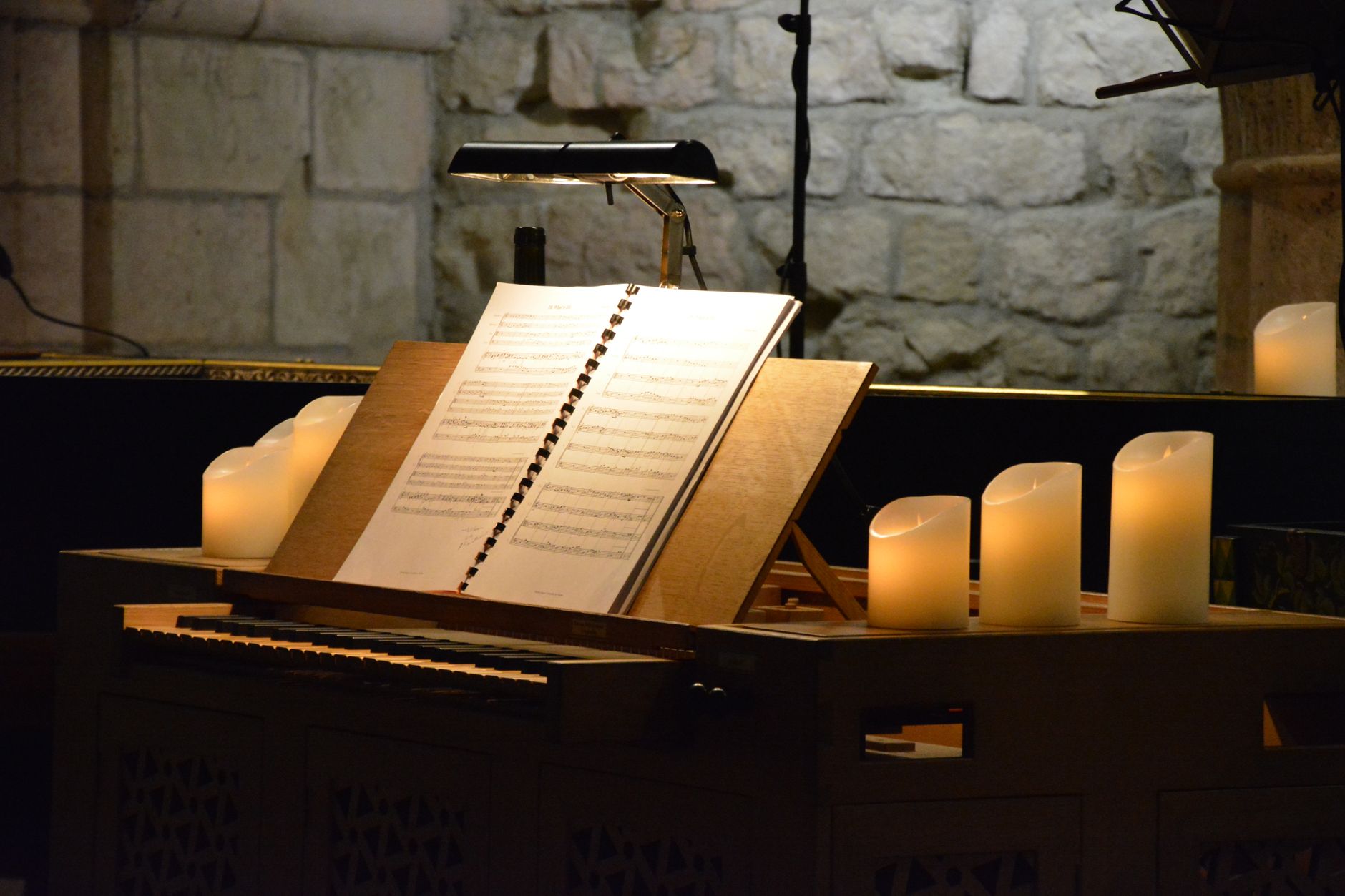 piano warm light evening (Photo: Ulrick Trappschuh / Pexels)