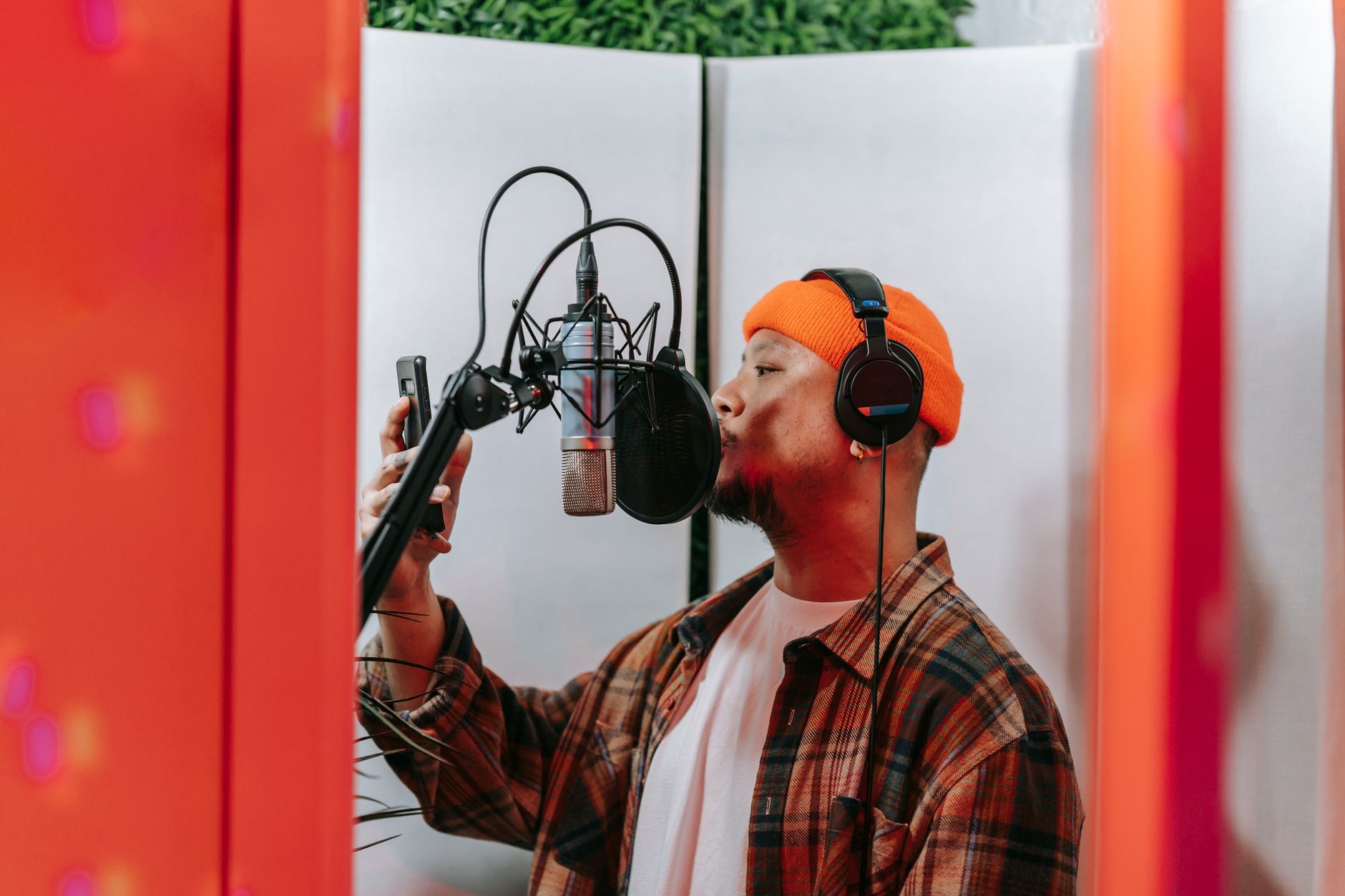 singer phone recording (Photo: Anna Pou / Pexels)