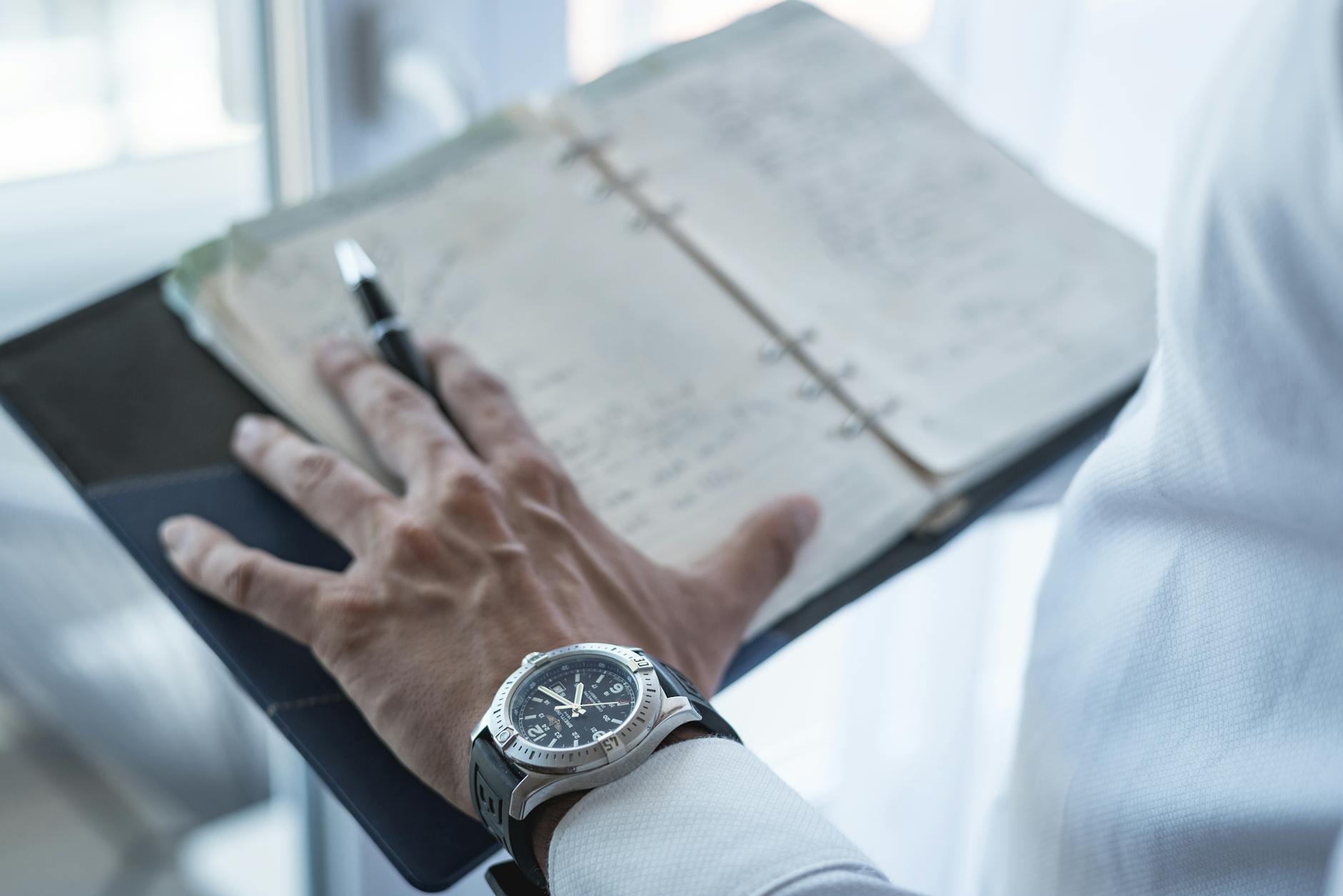 watch calendar planning hand (Photo: George Morina / Pexels)