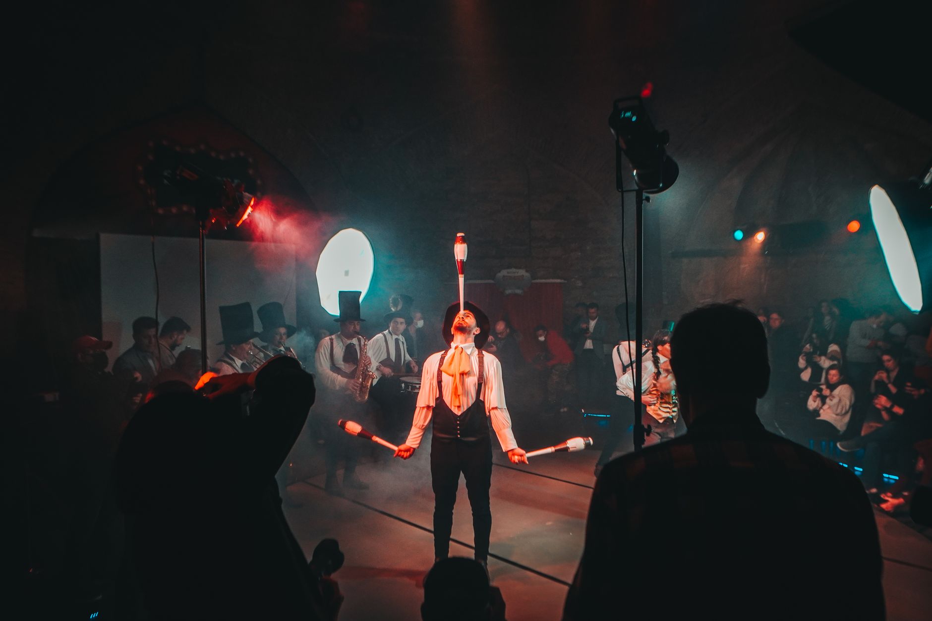 stage performance live (Photo: Beyza Kaplan / Pexels)
