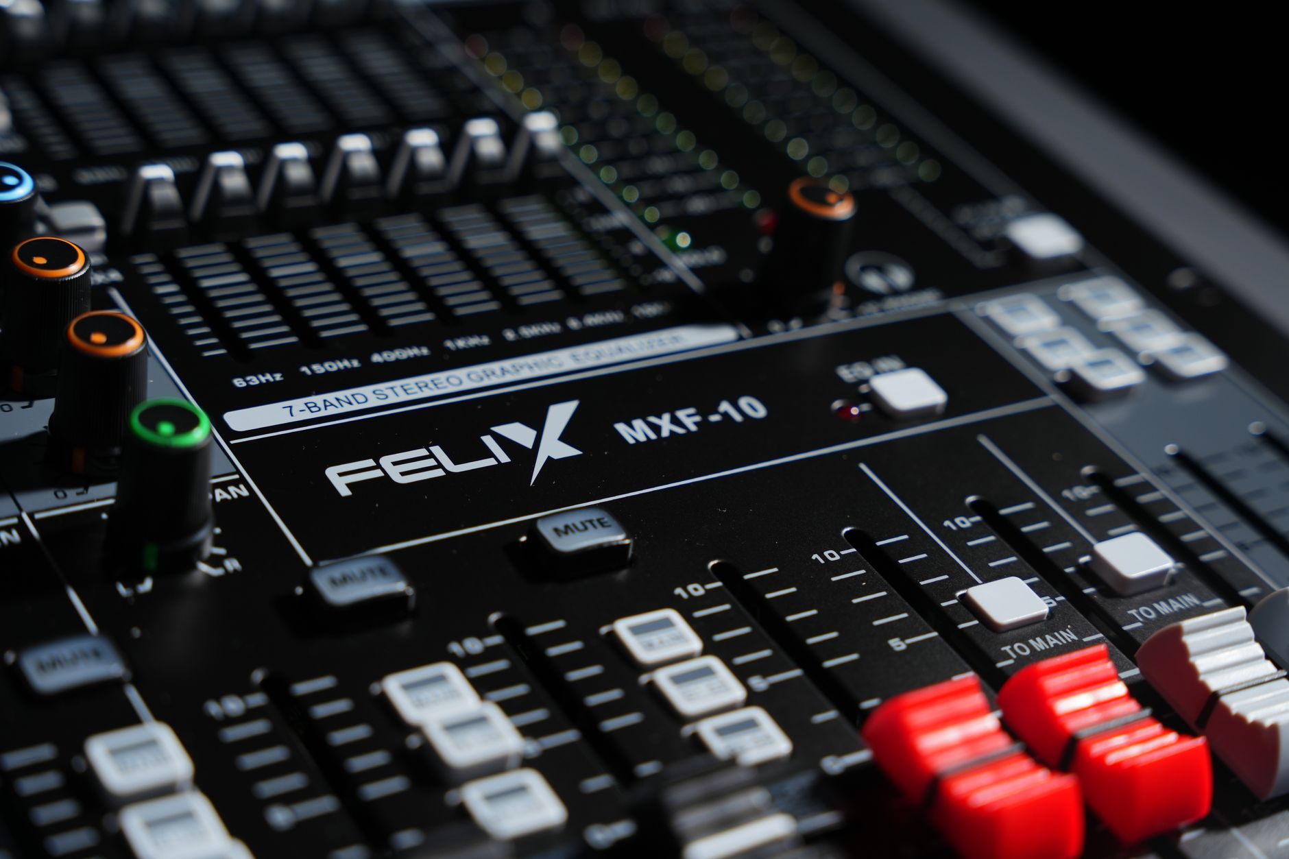 audio eq plugin screen (Photo: TUAN HOANG NGUYEN / Pexels)