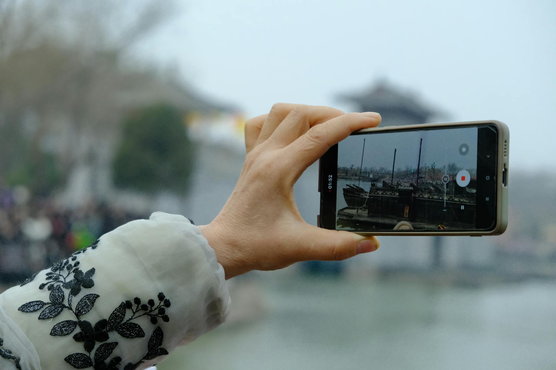 smartphone live streaming gift hand (Photo: 栋 赵 / Pexels)