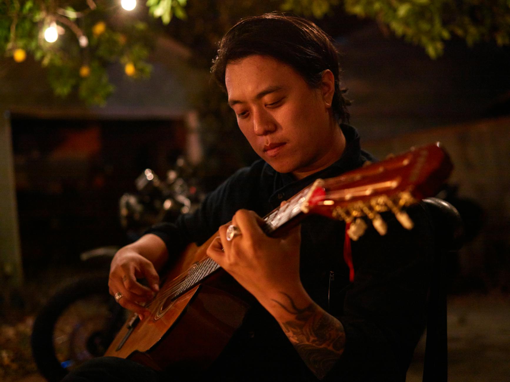 musician guitar evening warm light (Photo: ArtHouse Studio / Pexels)