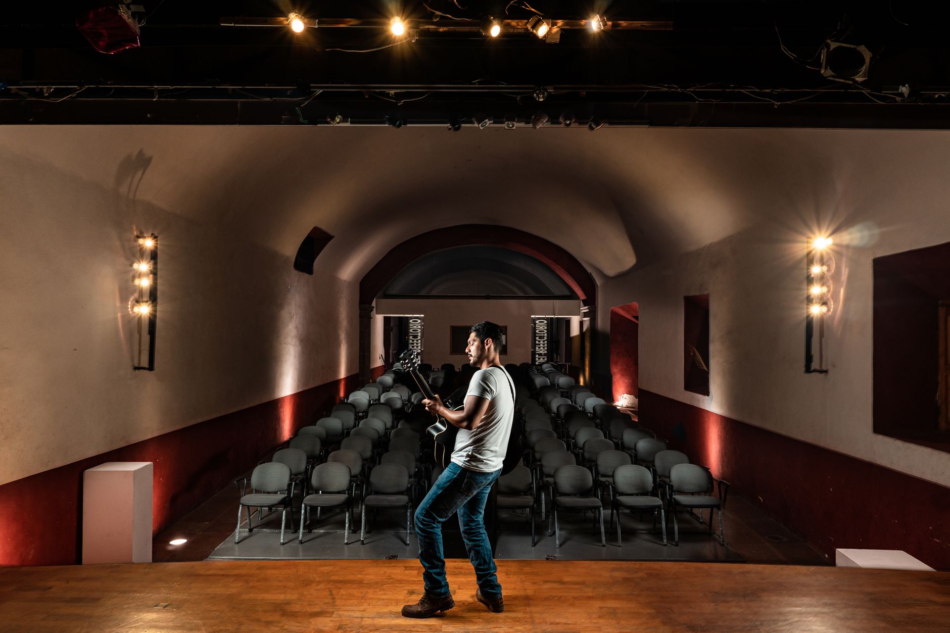 acoustic guitar intimate venue (Photo: José Luis Reveles / Pexels)