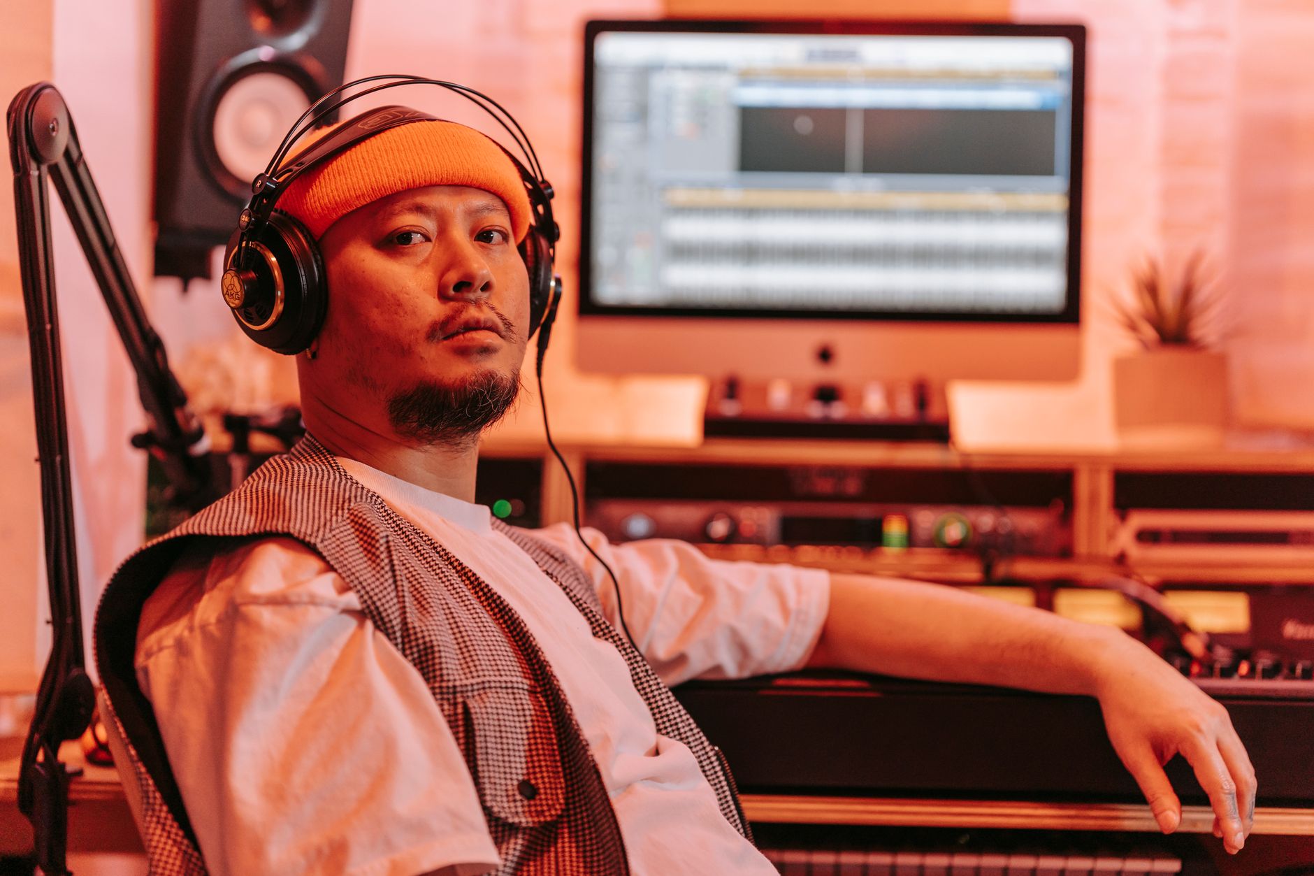 musician thinking daw (Photo: Anna Pou / Pexels)