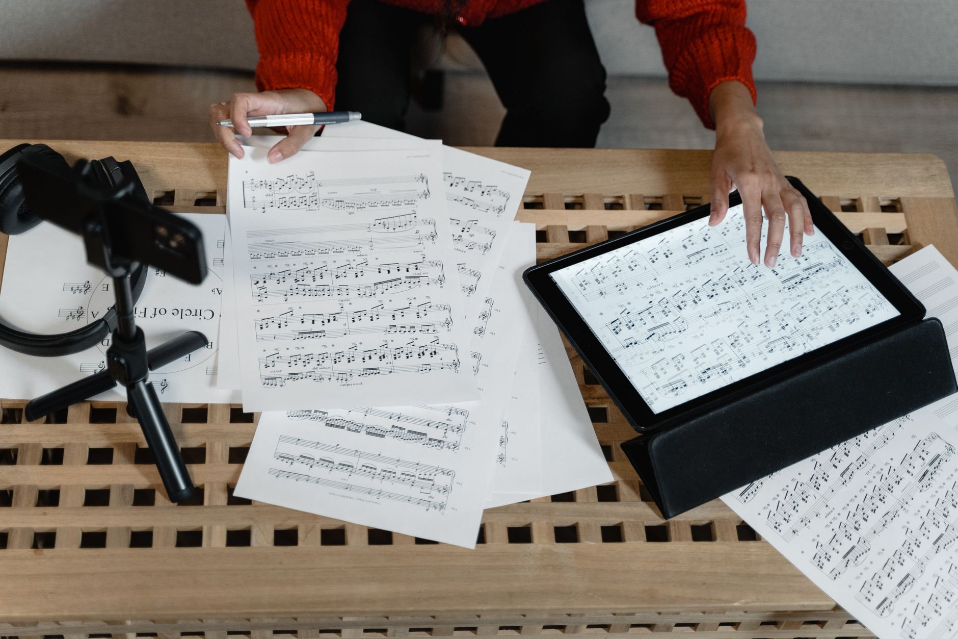 musician desk paperwork (Photo: Tima Miroshnichenko / Pexels)