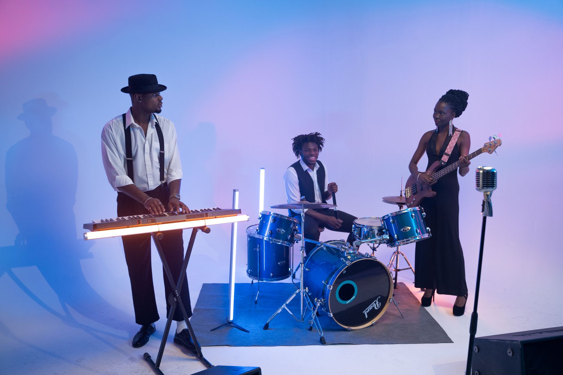 band members talking (Photo: AI25.Studio  AI GENERATIVE / Pexels)