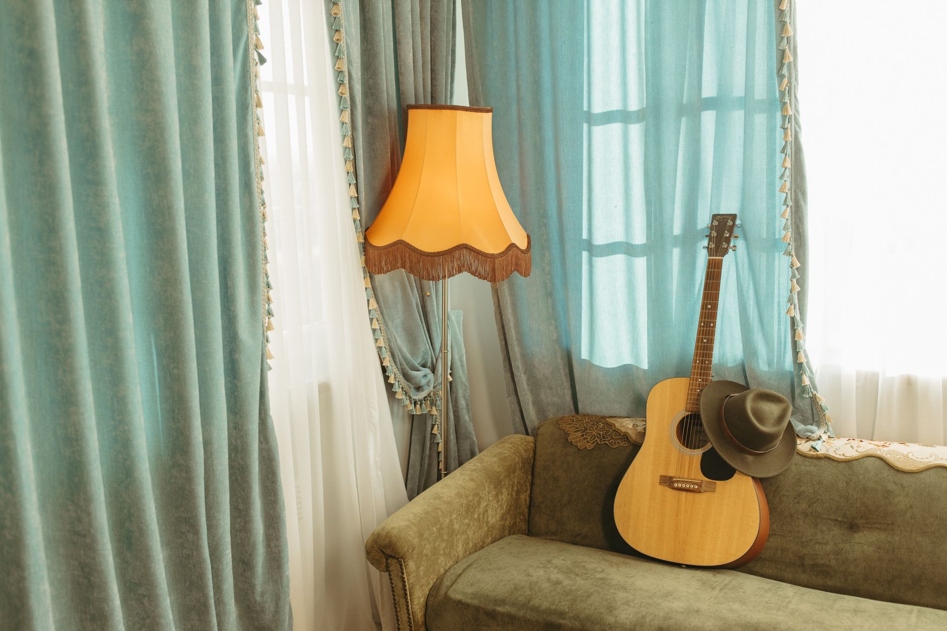 acoustic guitar warm light (Photo: Yaroslav Shuraev / Pexels)