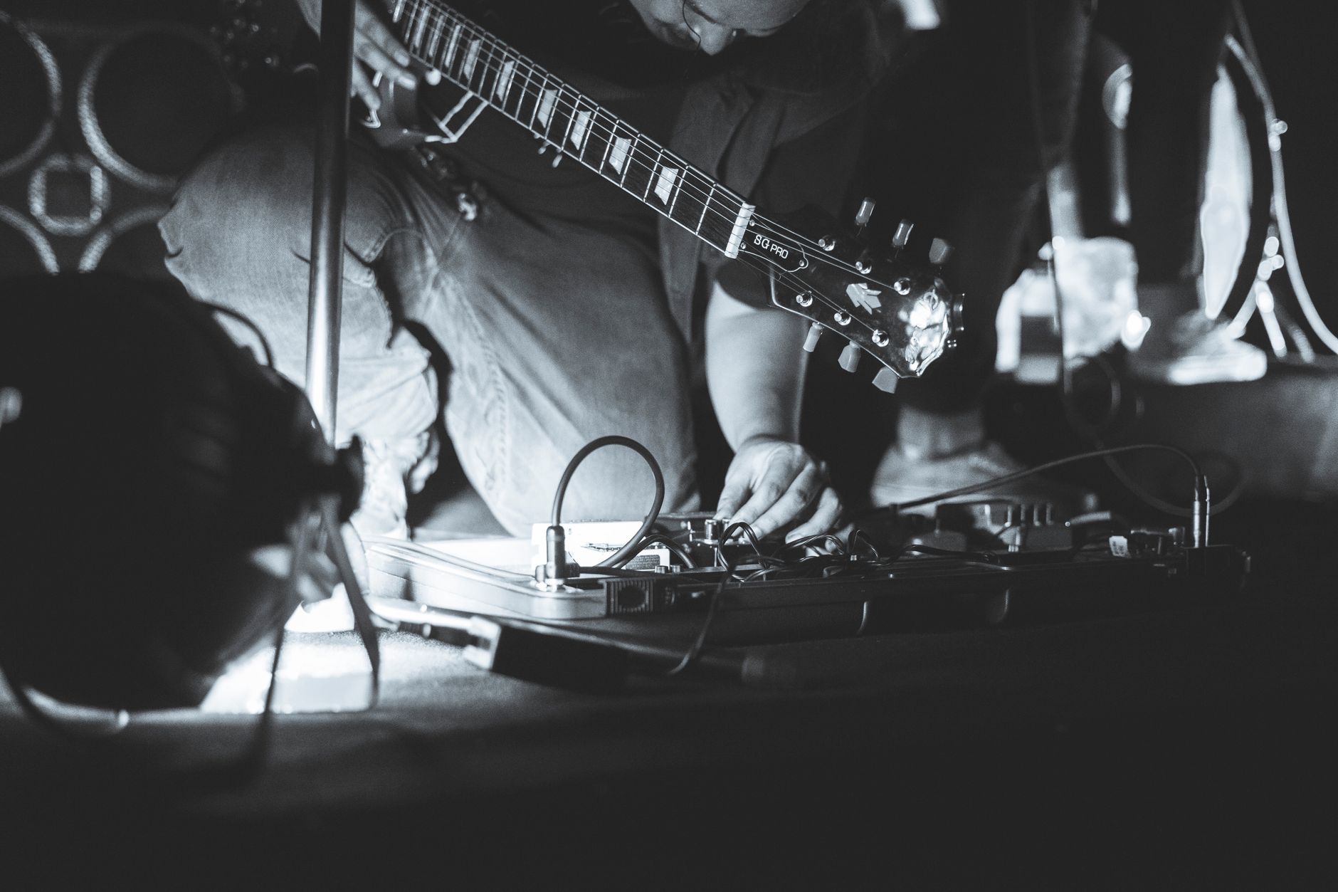 tuner pedal guitarist (Photo: Naufal Hariri / Pexels)