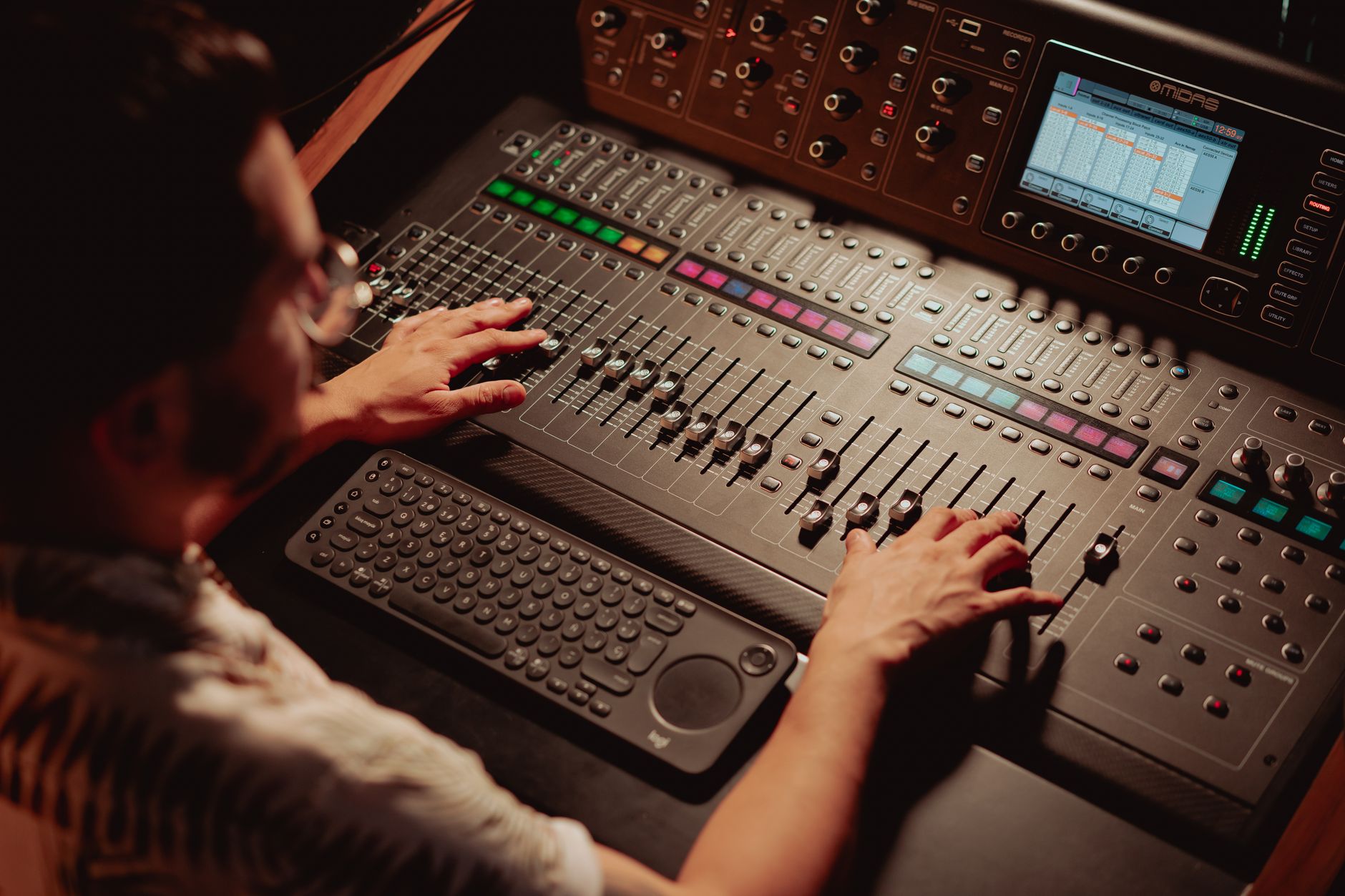 sound engineer working (Photo: Los Muertos Crew / Pexels)