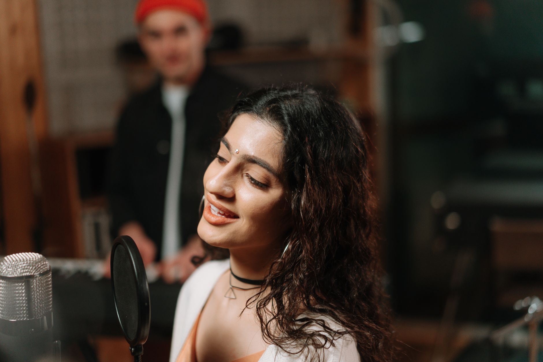 singer warm up vocal (Photo: cottonbro studio / Pexels)