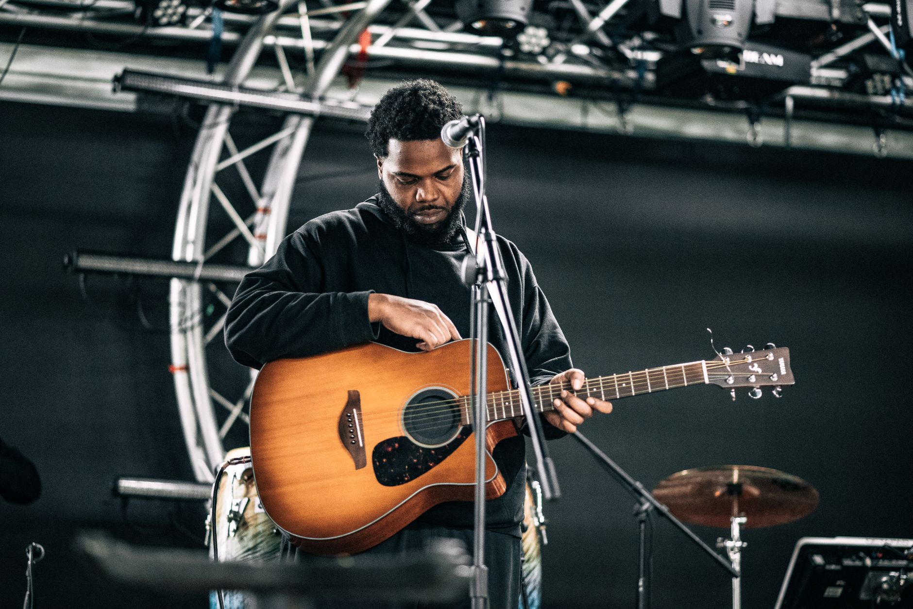 performer stage focus (Photo: juan mendez / Pexels)