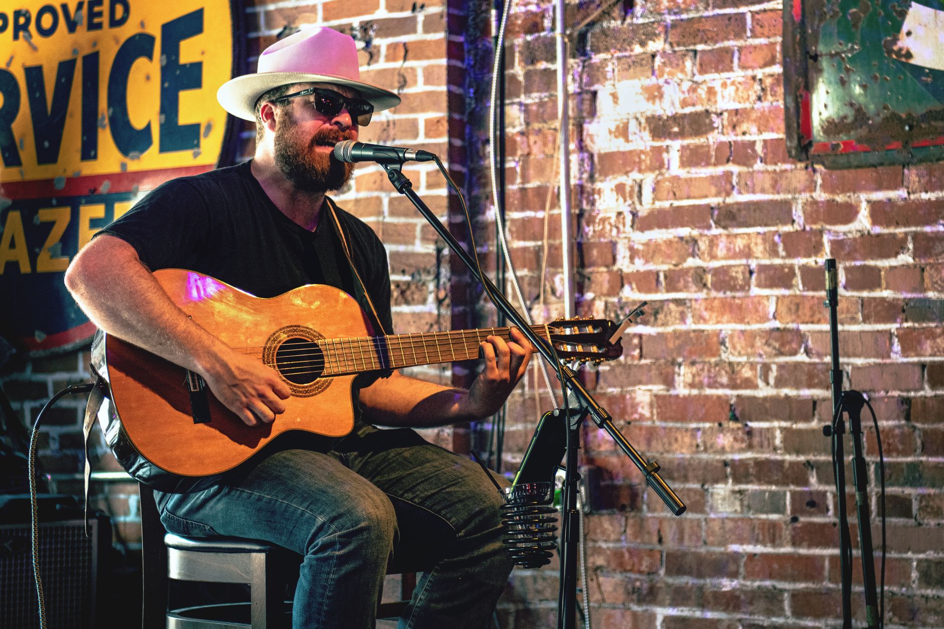 singer acoustic guitar (Photo: Tim Mossholder / Pexels)