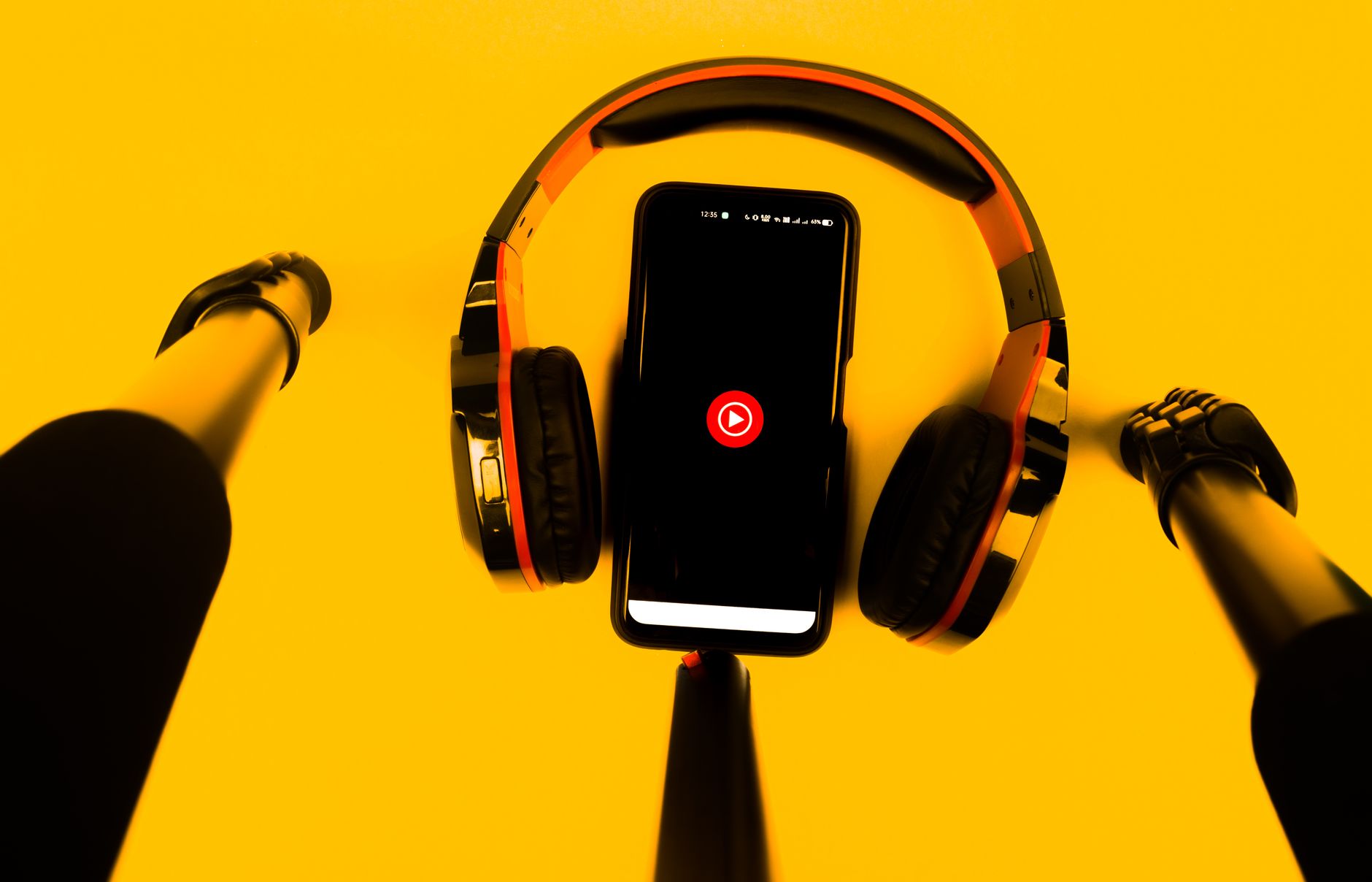 musician smartphone streaming (Photo: Sanket  Mishra / Pexels)