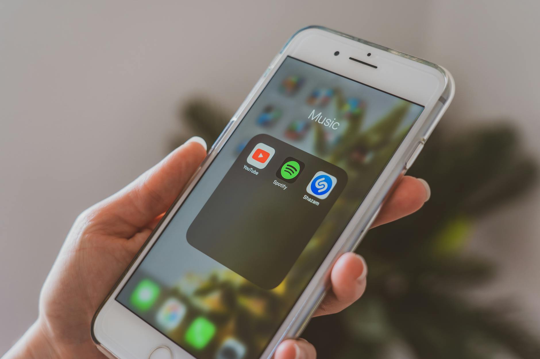 smartphone music app discovery (Photo: Castorly Stock / Pexels)