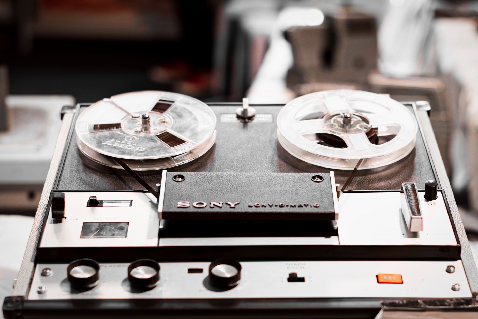 recording studio equipment (Photo: Oussama Bergaoui / Pexels)