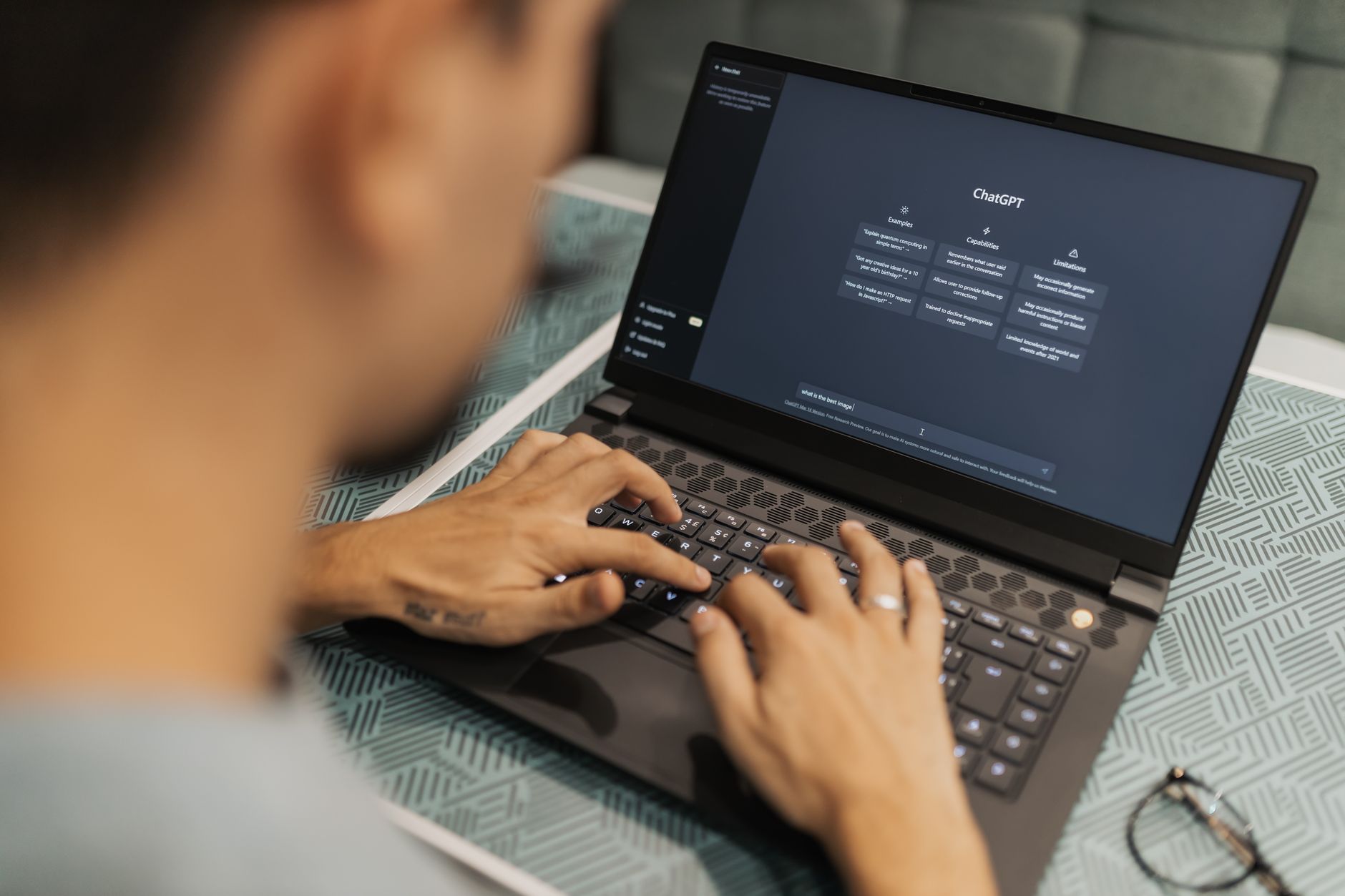 ai laptop screen music (Photo: Matheus Bertelli / Pexels)