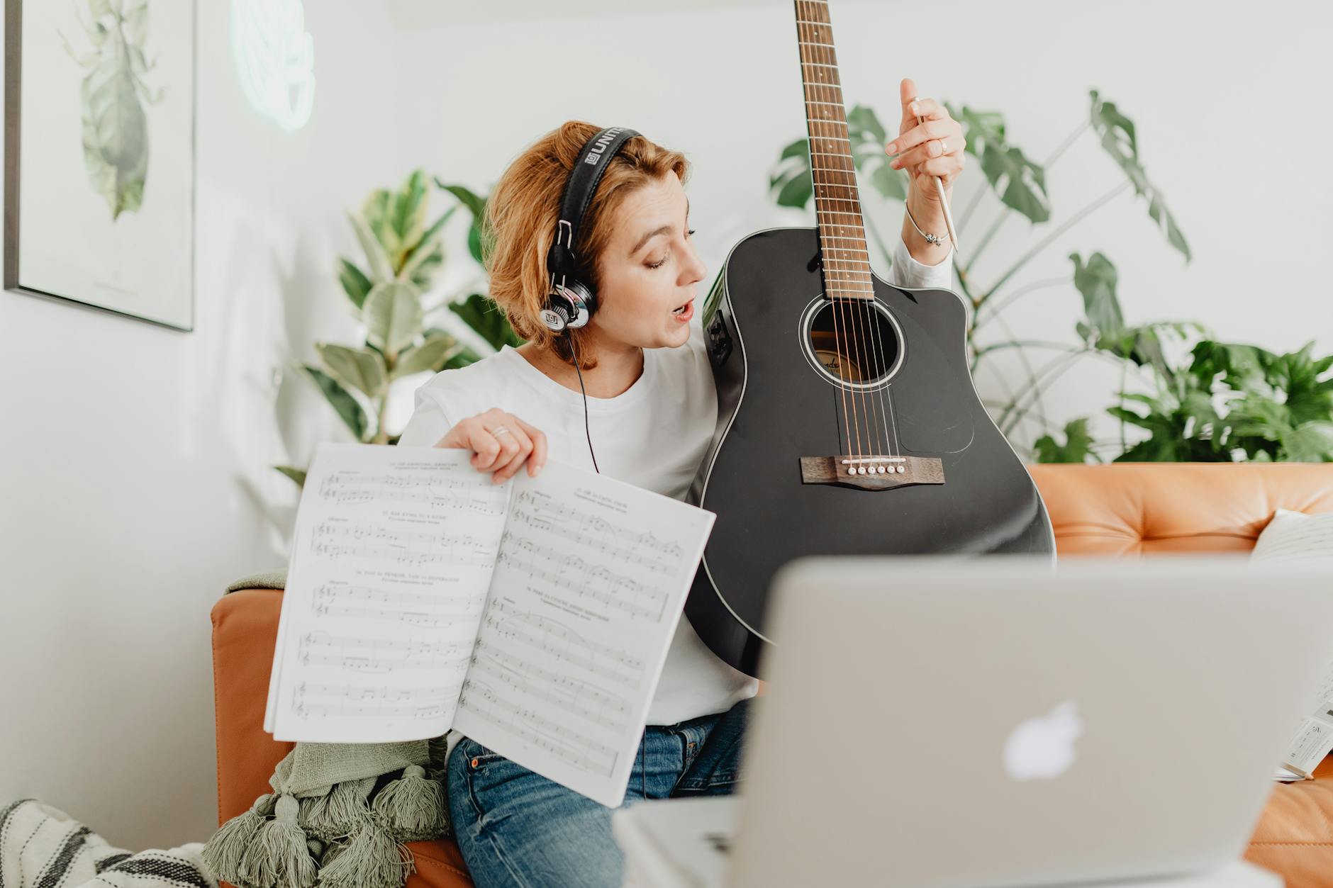 musician singing webcam home (Photo: www.kaboompics.com / Pexels)