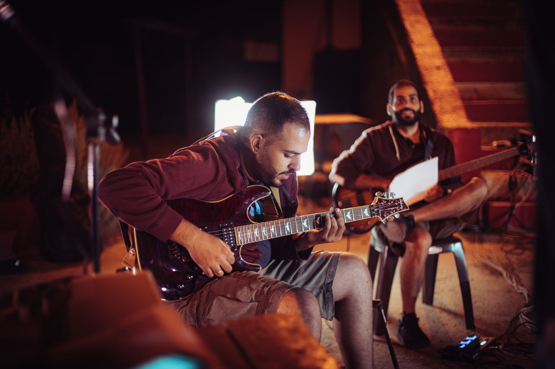 musician guitar evening warm light (Photo: Daniel Twal / Pexels)