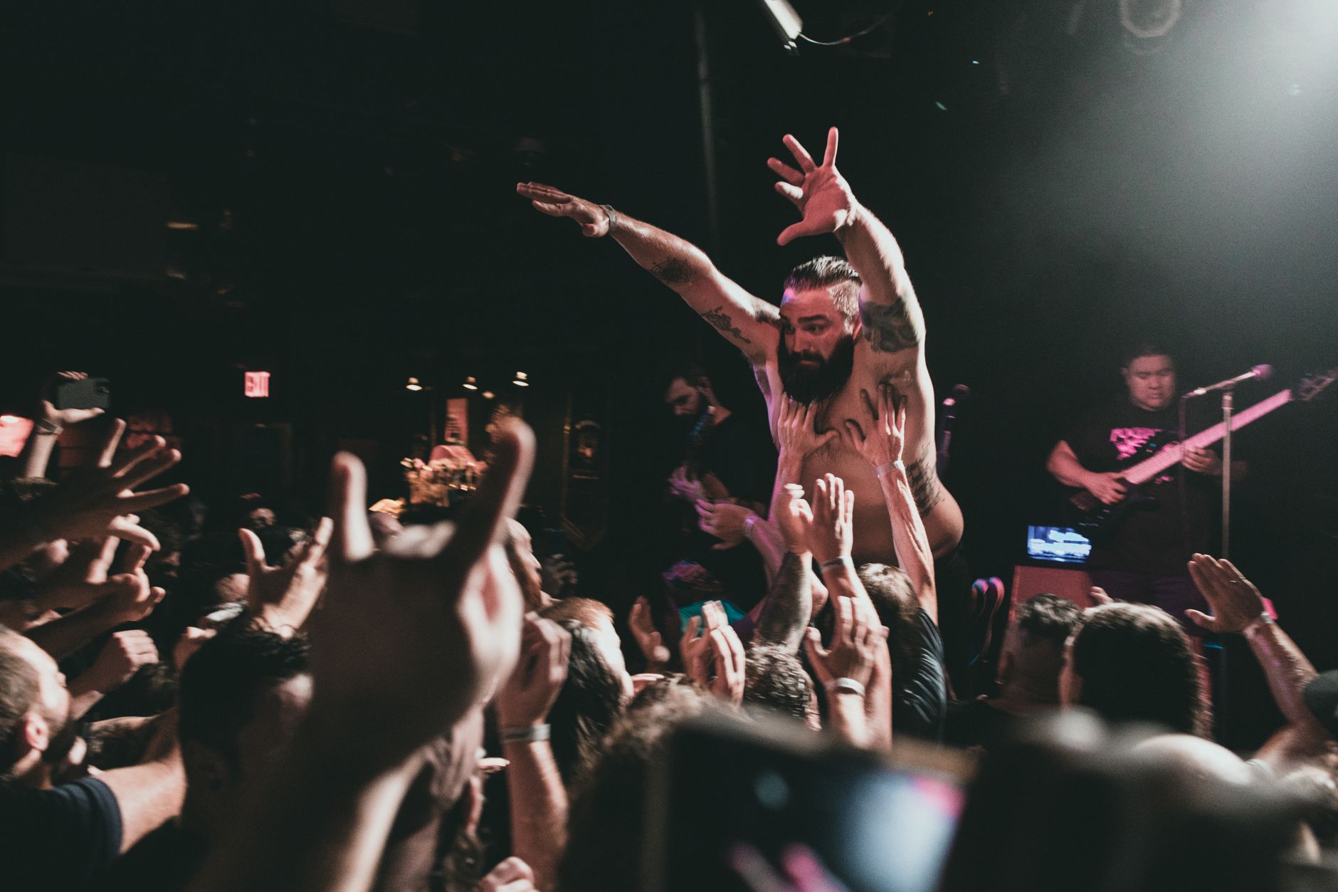 musician chatting fans (Photo: Jonathan Cooper / Pexels)