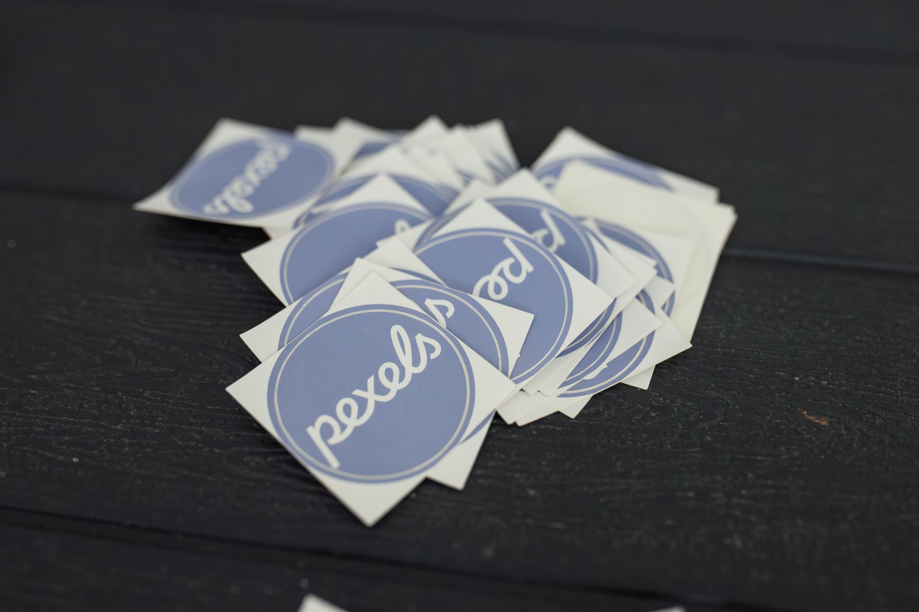 stickers buttons merchandise (Photo: Matheus Bertelli / Pexels)