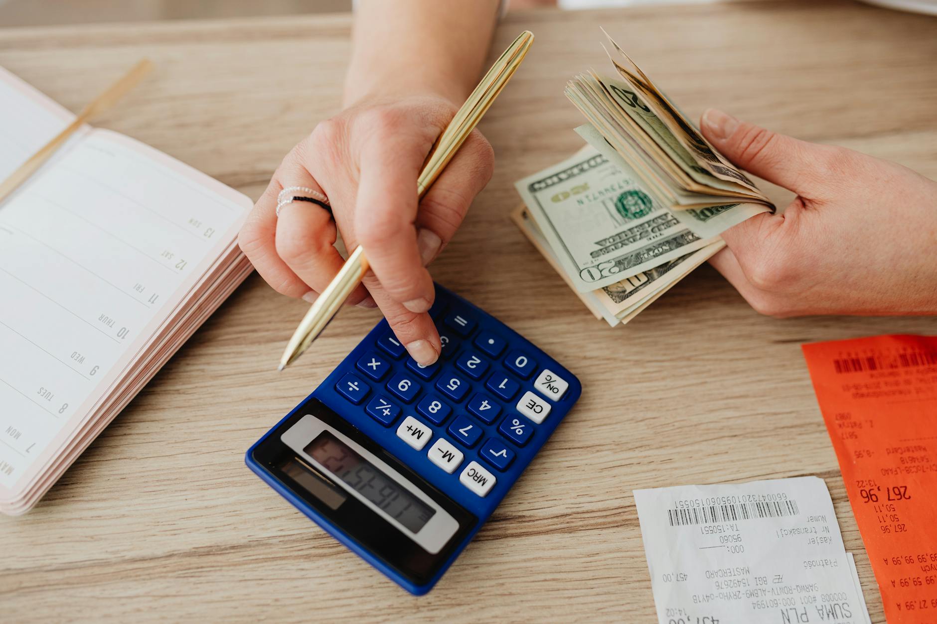 calculator money planning desk (Photo: www.kaboompics.com / Pexels)