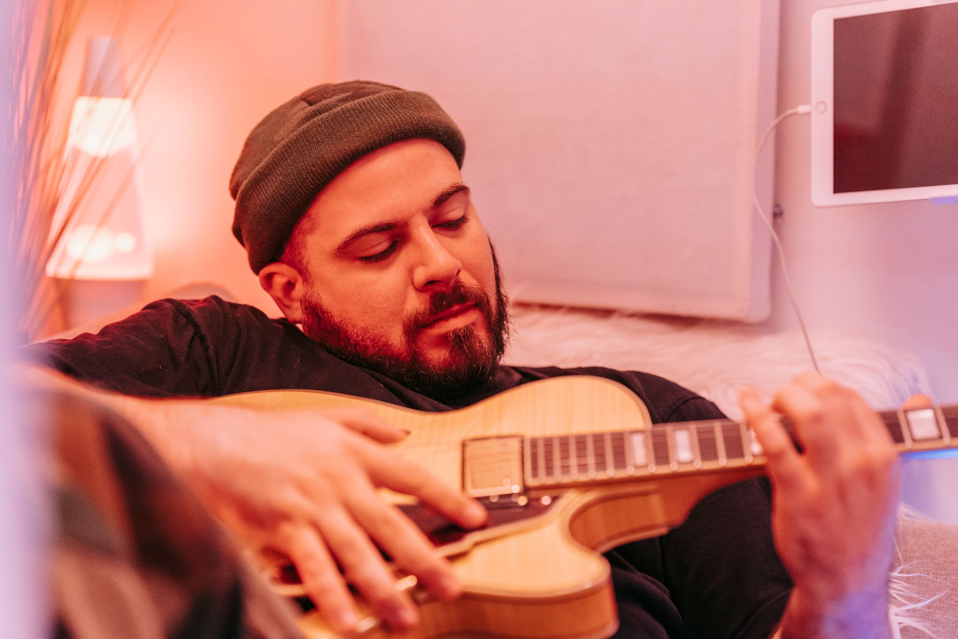 musician guitar warm light home (Photo: Anna Pou / Pexels)