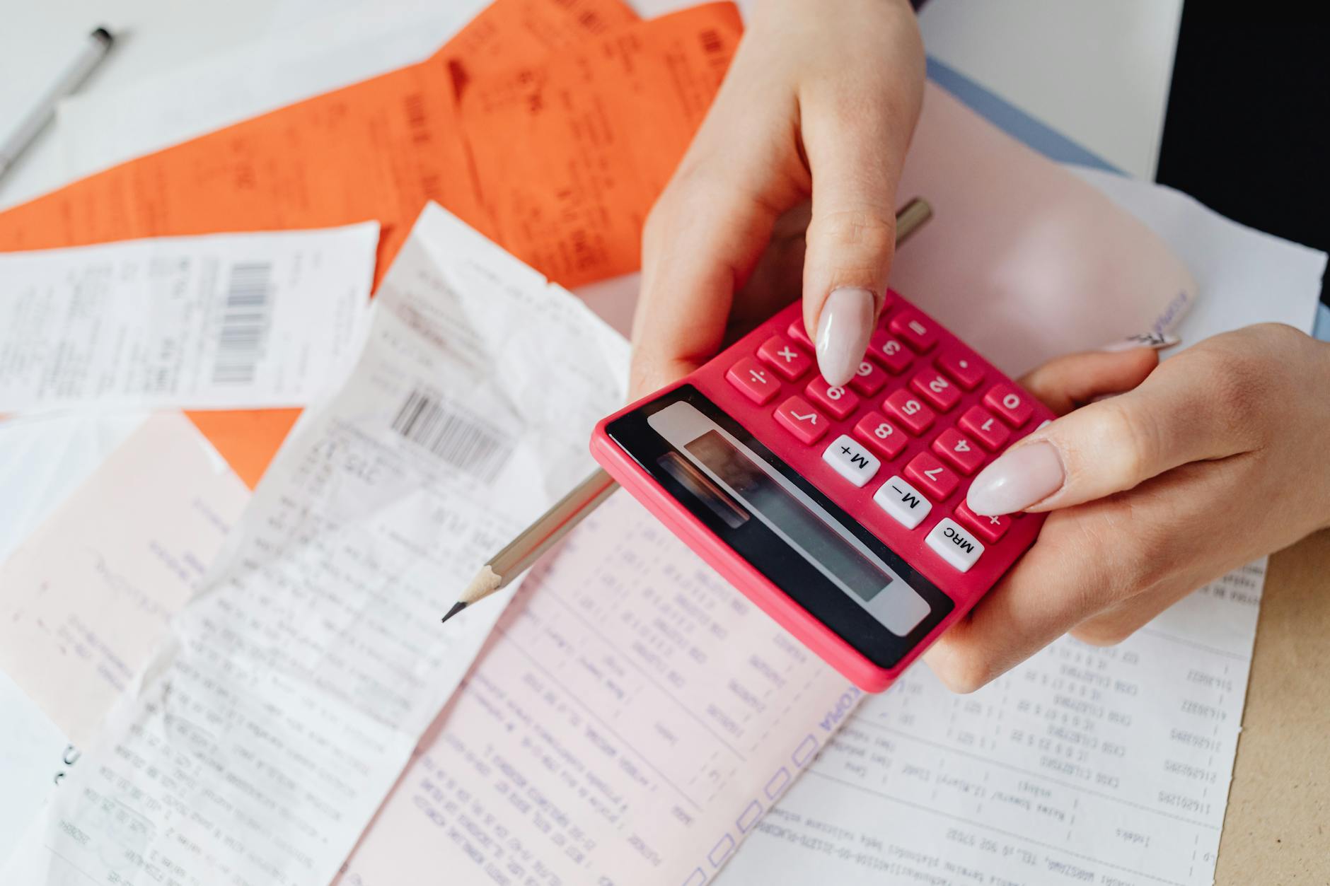 calculator money receipt desk (Photo: www.kaboompics.com / Pexels)