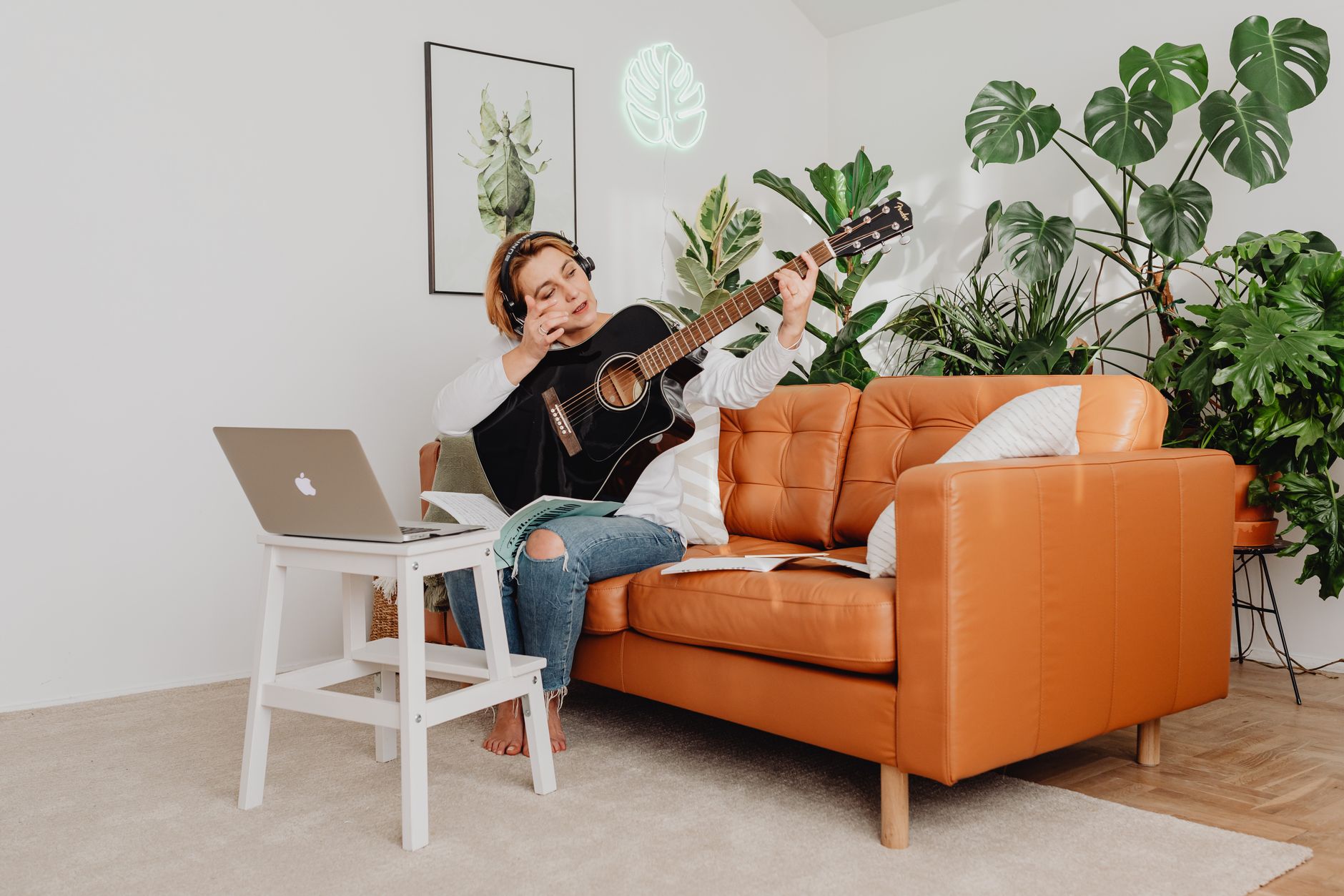 musician home laptop live streaming (Photo: www.kaboompics.com / Pexels)