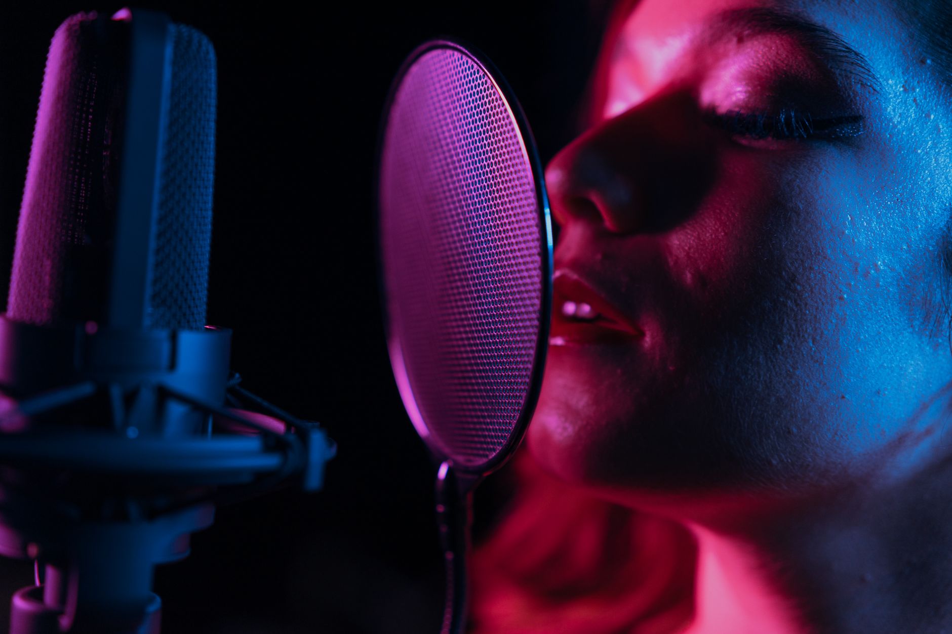 vocal microphone studio warm (Photo: Los Muertos Crew / Pexels)