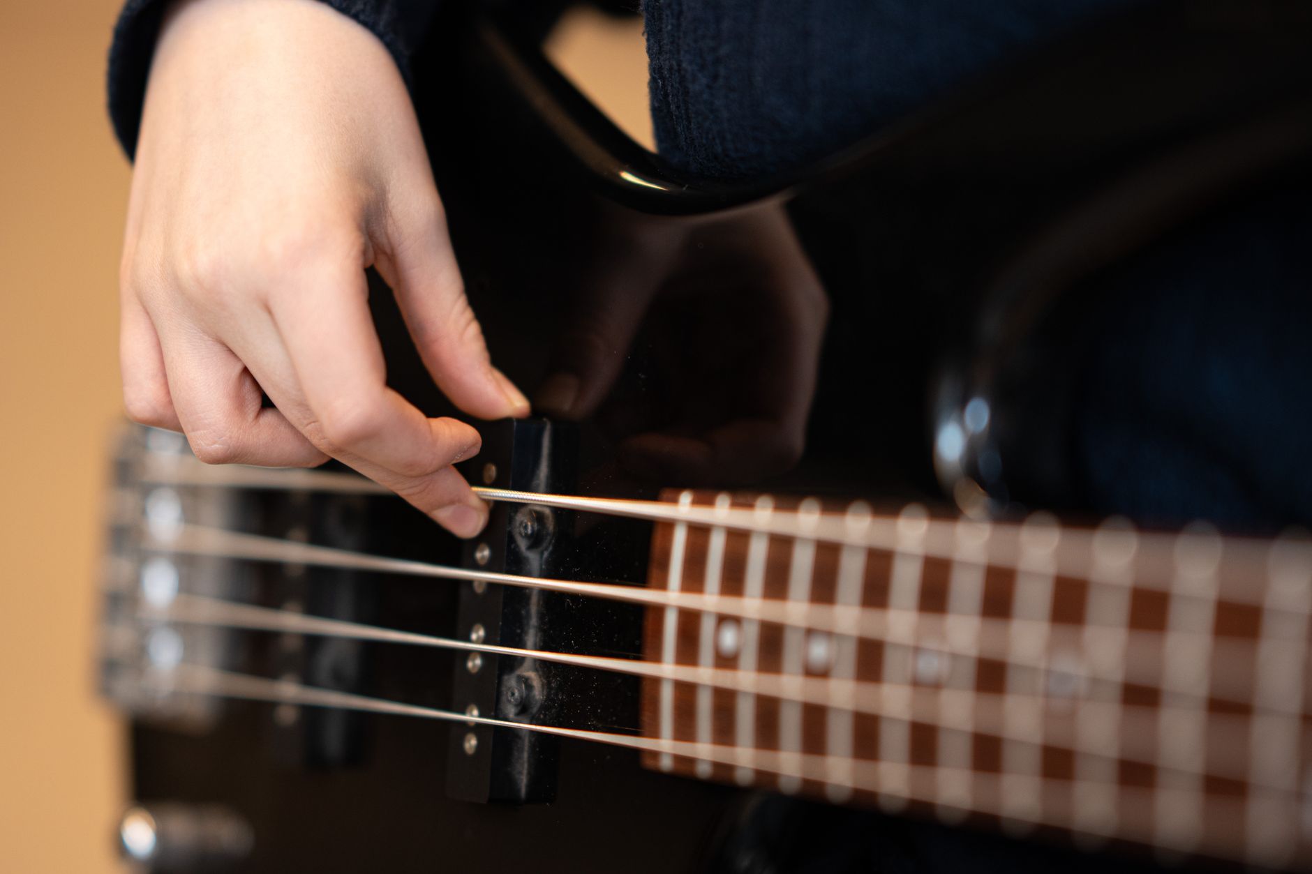 bassist hands strings (Photo: Lars H Knudsen / Pexels)