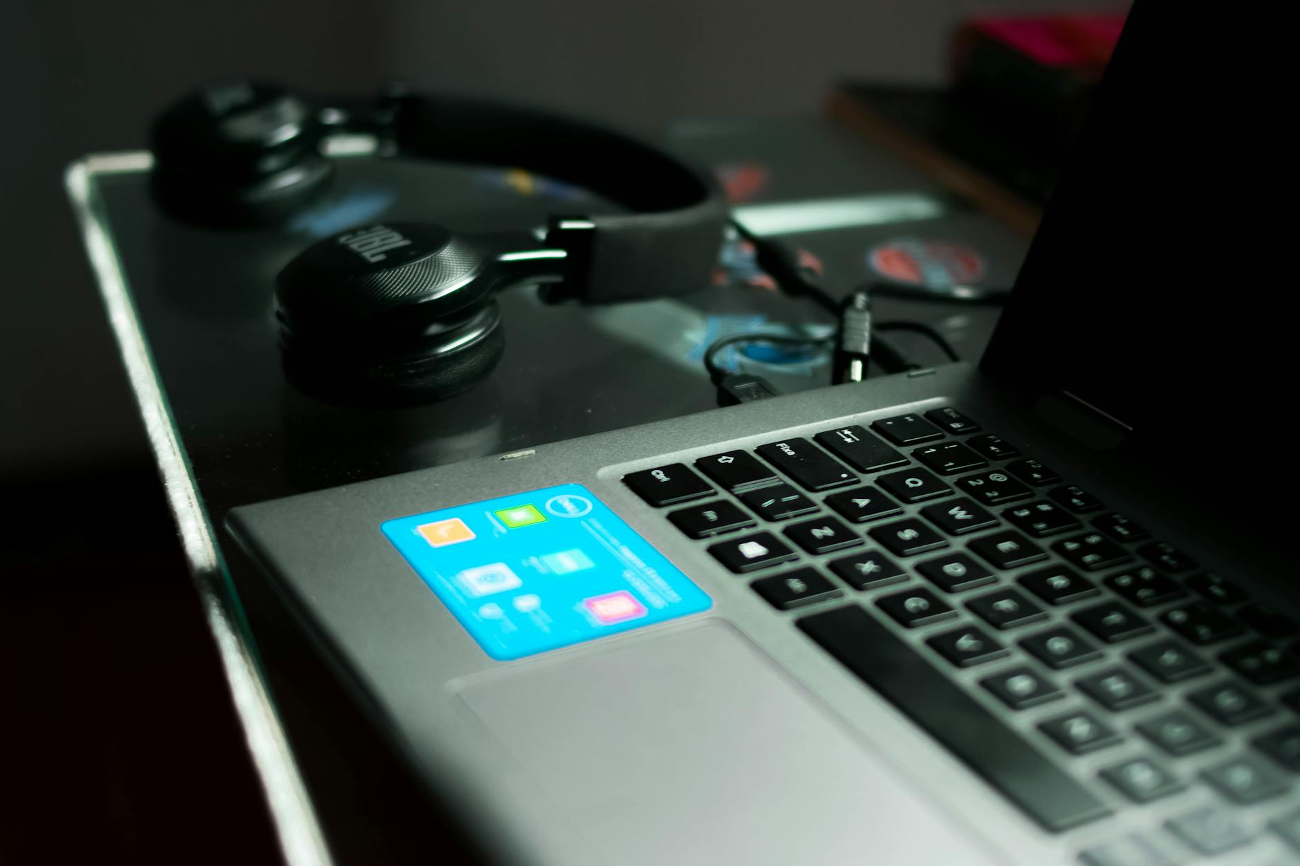 music software icons laptop (Photo: Wallace Chuck / Pexels)