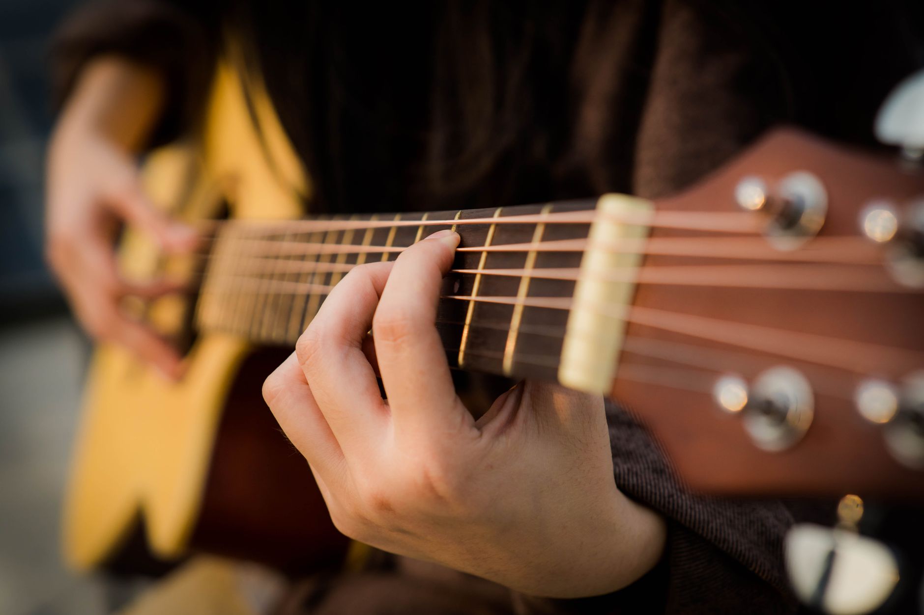 guitar strumming hand (Photo: Quốc Bảo / Pexels)