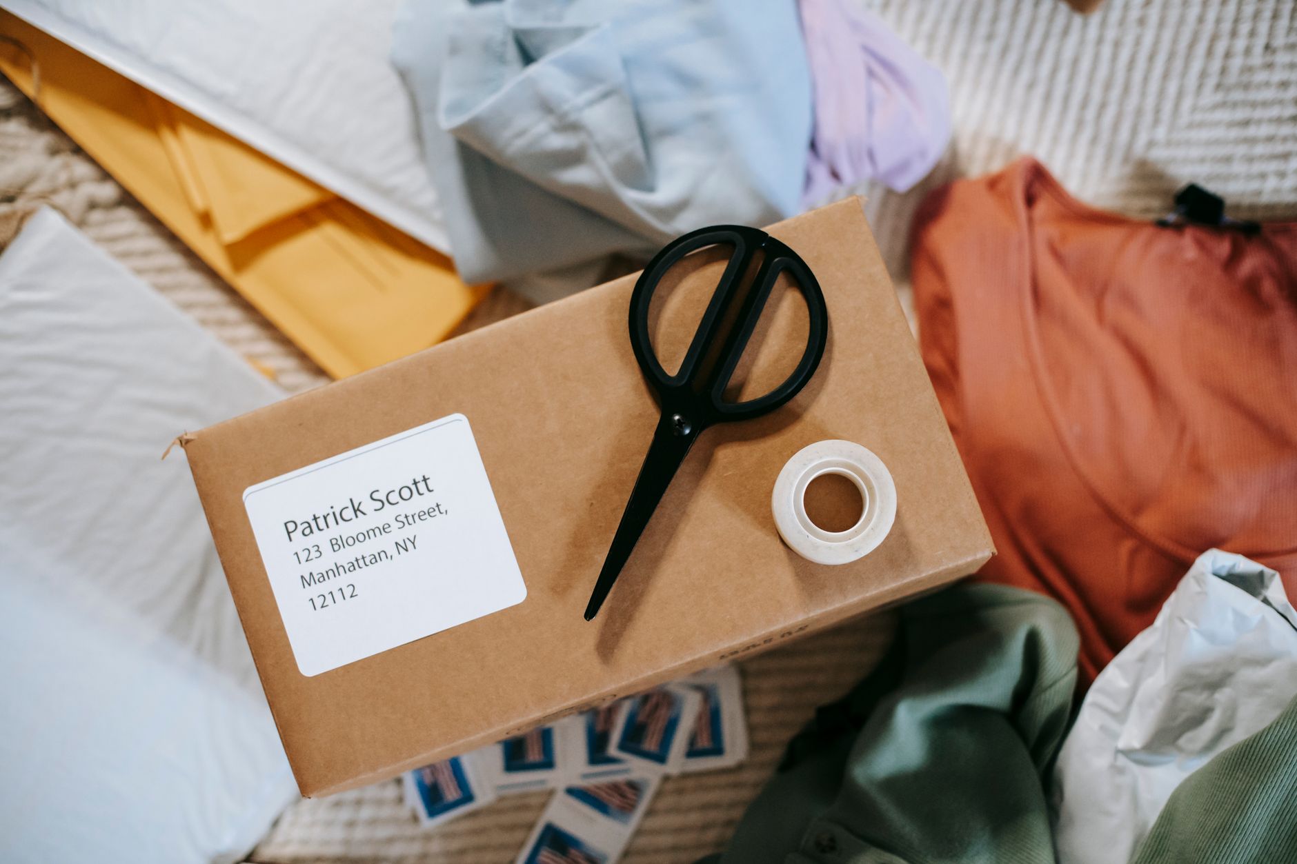package shipping label (Photo: Liza Summer / Pexels)