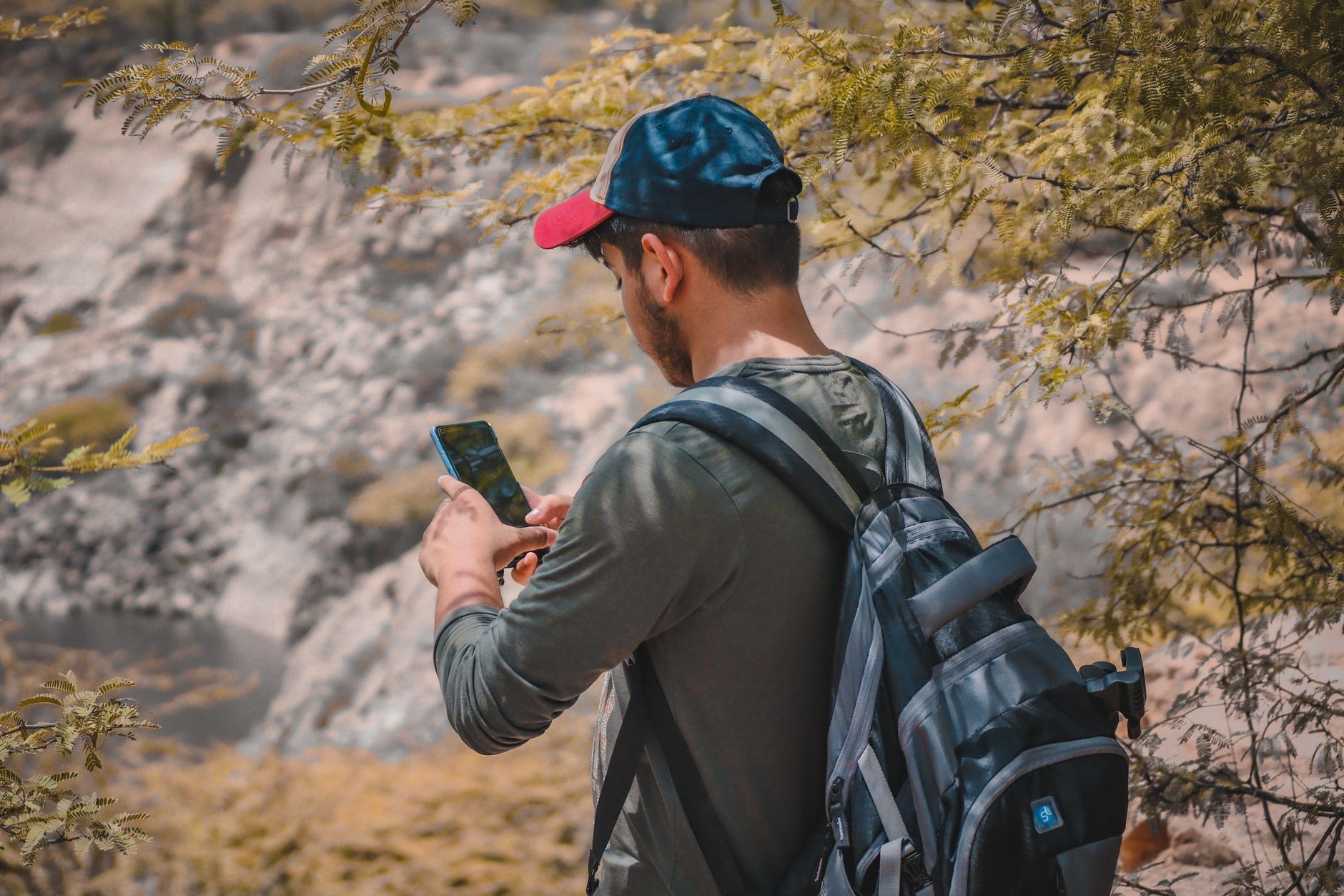 smartphone message photographer (Photo: Shantanu Kumar / Pexels)